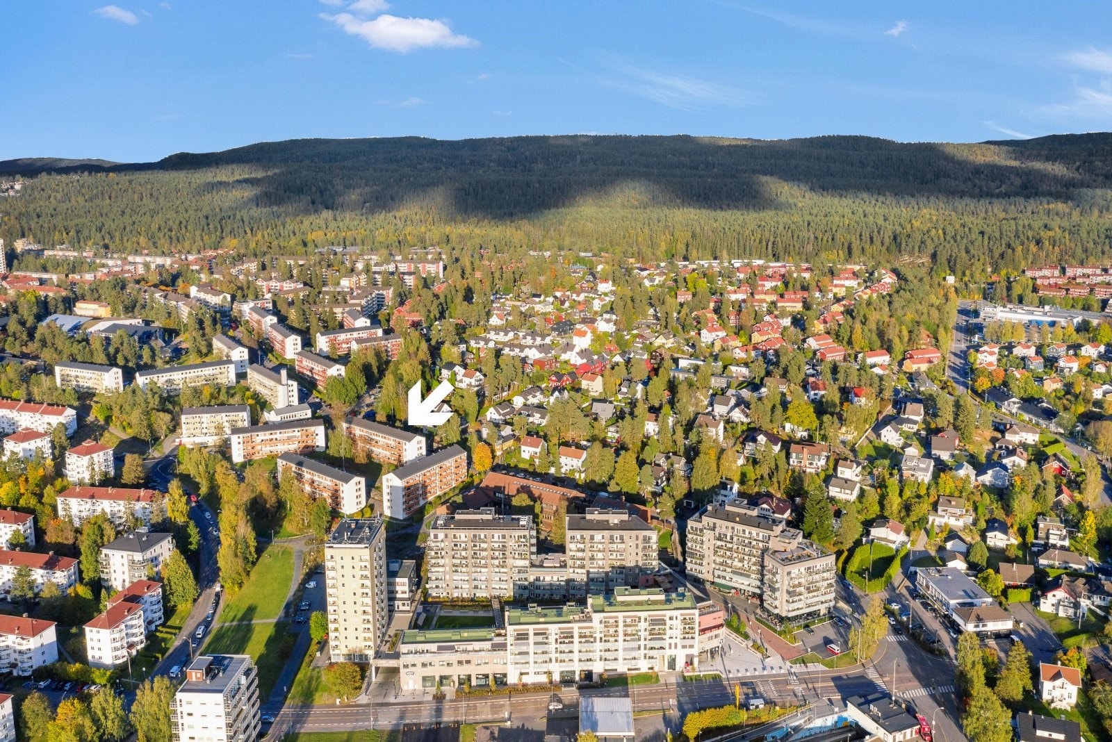 Ønsker man naturopplevelser ligger Østmarka ti minutters gange fra boligen. Her er det flotte turmuligheter både sommer som vinter, med gang- og sykkelstier, turveier og lysløyper. Galleribilde