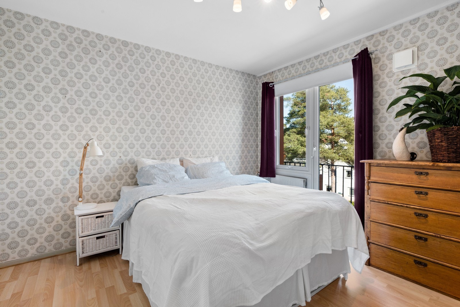 Boligen har tre gode soverom på samme etasjeplan. Hovedsoverommet er vendt mot øst og har tilgang på fransk balkong. Galleribilde