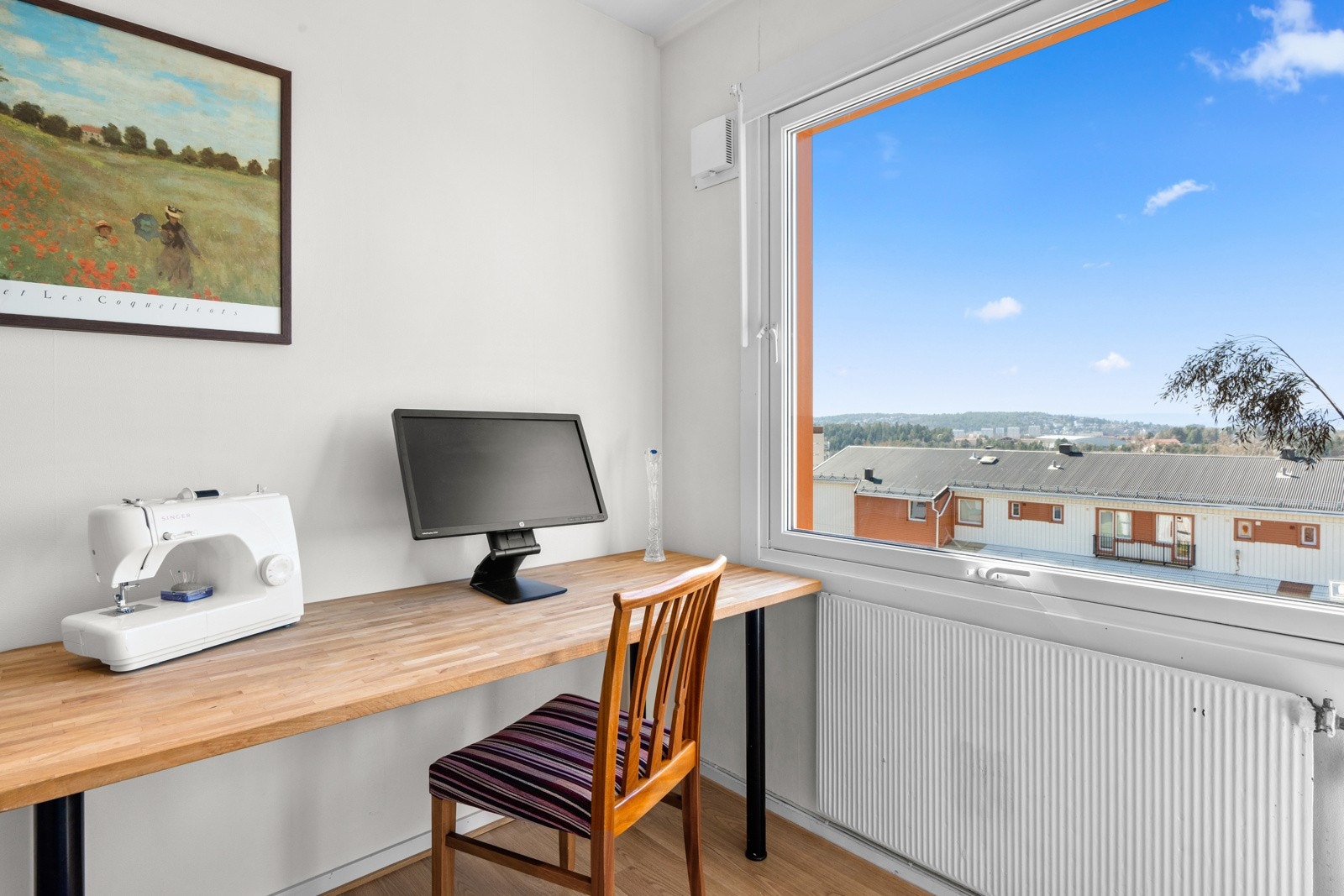 Hyggelig arbeidsplass med utsikt mot vest. Galleribilde