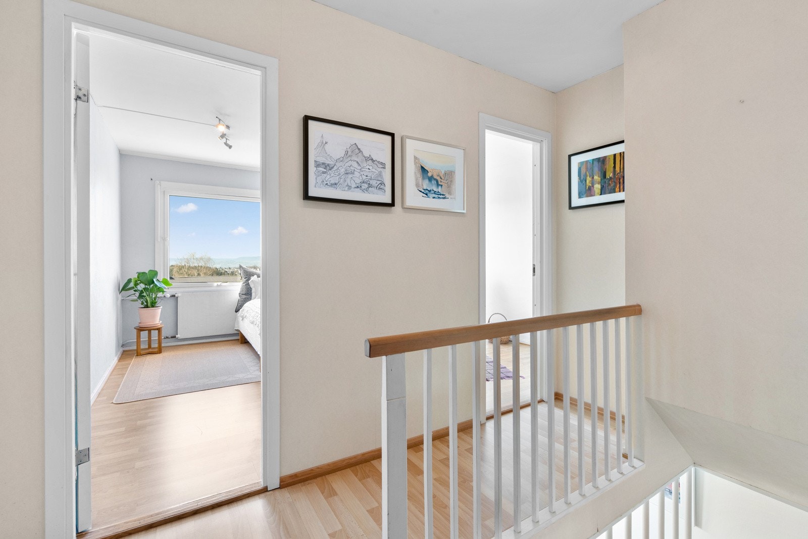 Boligens to andre soverom vender mot vest. Galleribilde