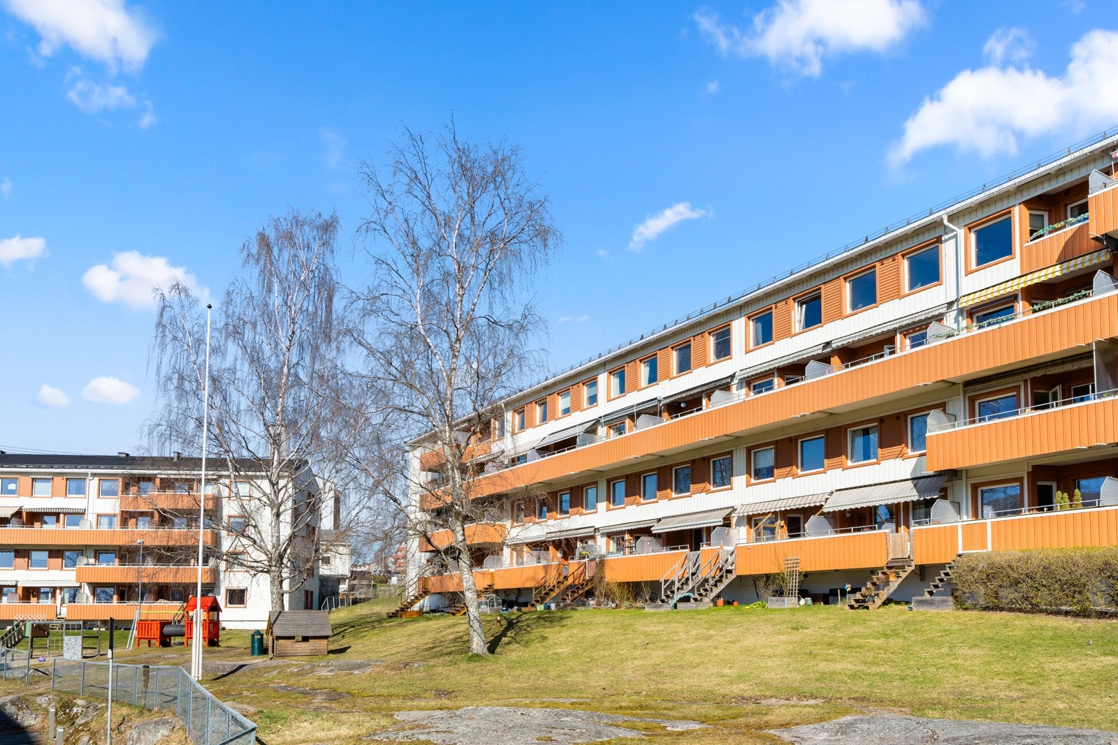 Balkongen vender mot hyggelig fellesområde som omkranser blokken. Galleribilde