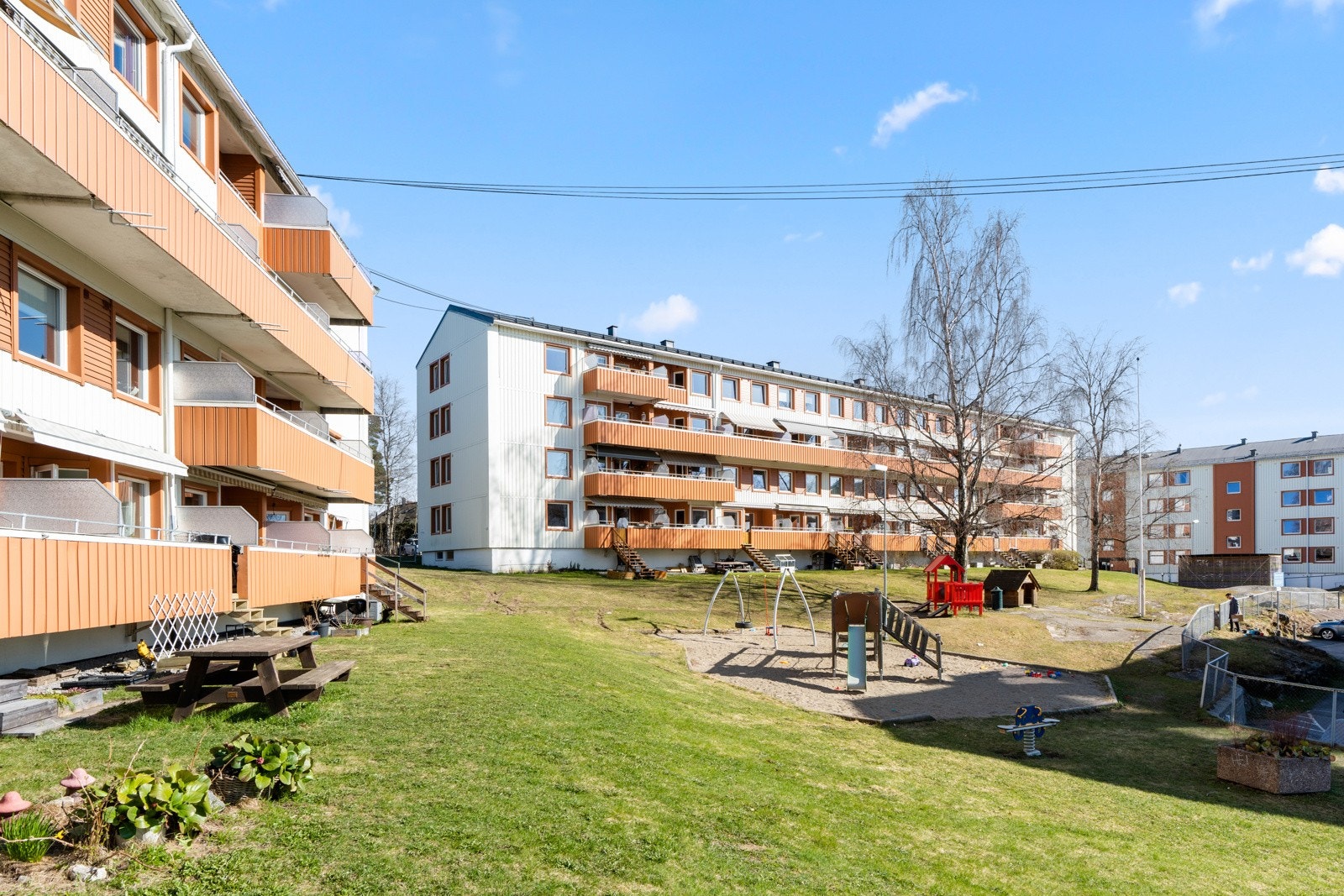 Fellesområdet er pent opparbeidet med hekker, prydbusker og blomsterbed, i tillegg til lekeplass og sittegrupper. Galleribilde