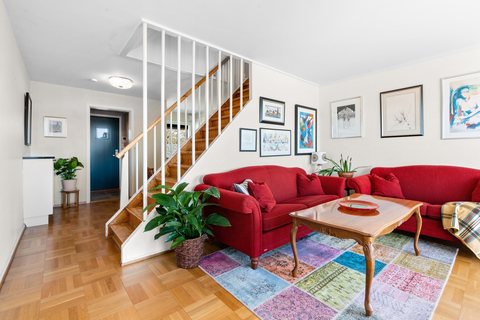 Det er lagt parkett på gulv i stuen og inn mot kjøkkenet. Galleribilde