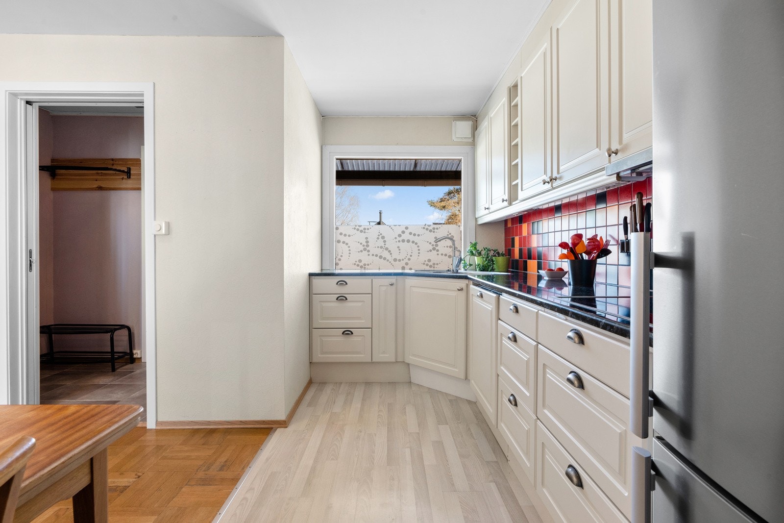 Stor vindusflate slipper inn rikelig med naturlig lys. Videre har kjøkkenet god skapplass og rikelig med benkeplass. Galleribilde