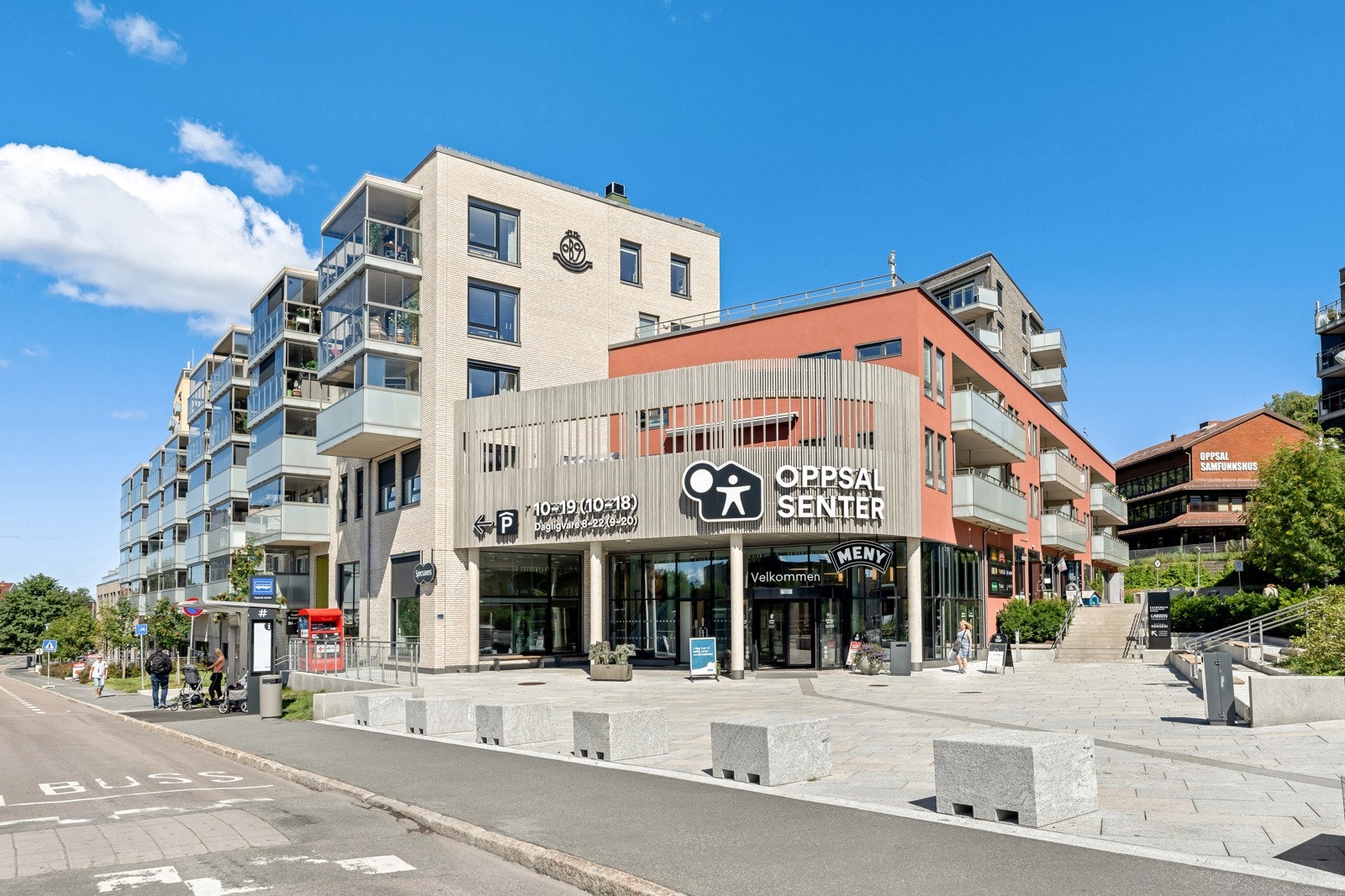 Dagligvarehandelen kan gjøres ved Meny på Oppsal senter. Videre er nærbutikken Coop Prix rett ved boligen. Galleribilde