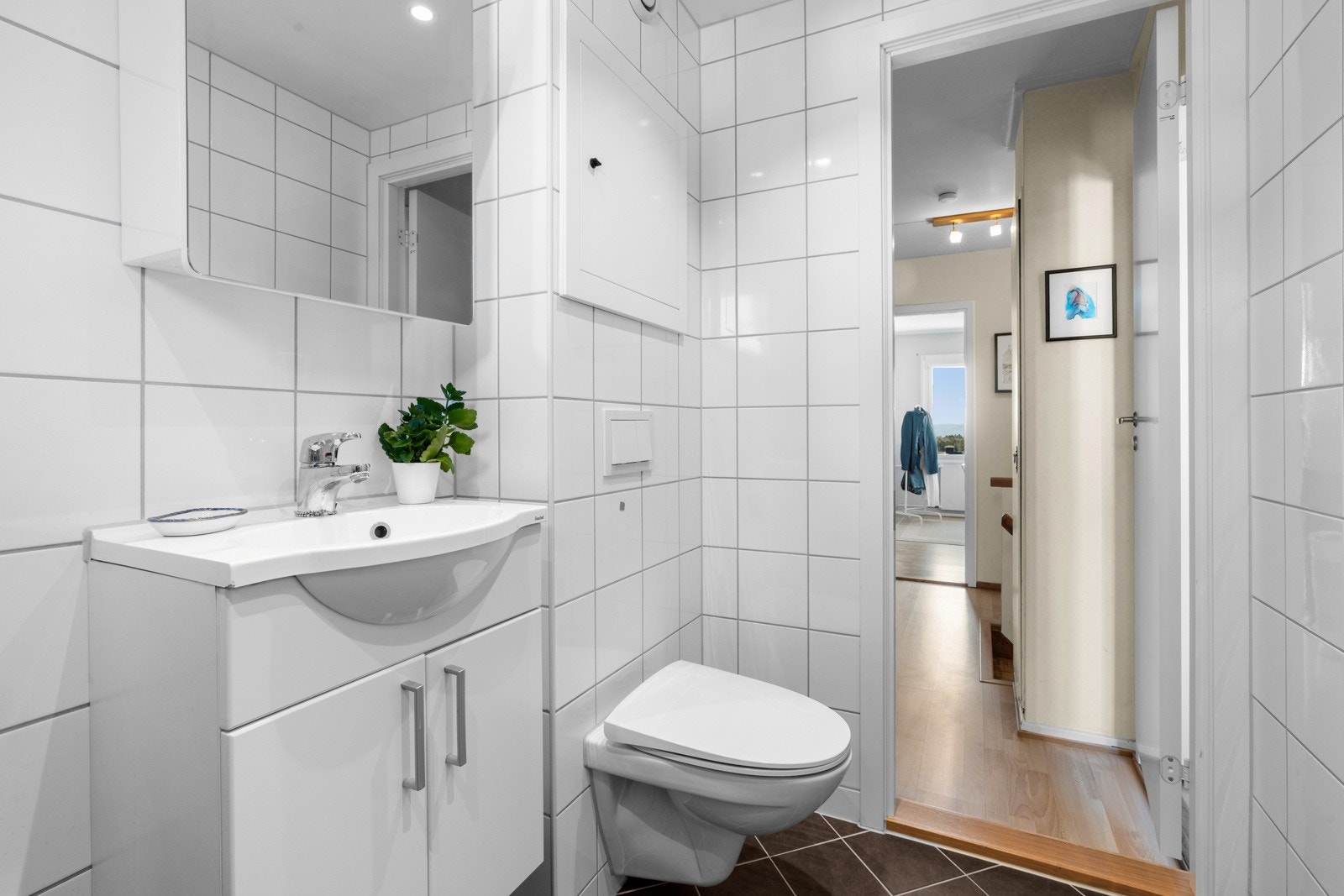 Servantskap og speilskap gir lagringsmuligheter for toalettartikler, mm. Baderommet ble rehabilitert i 2018, i regi av borettslaget. Galleribilde