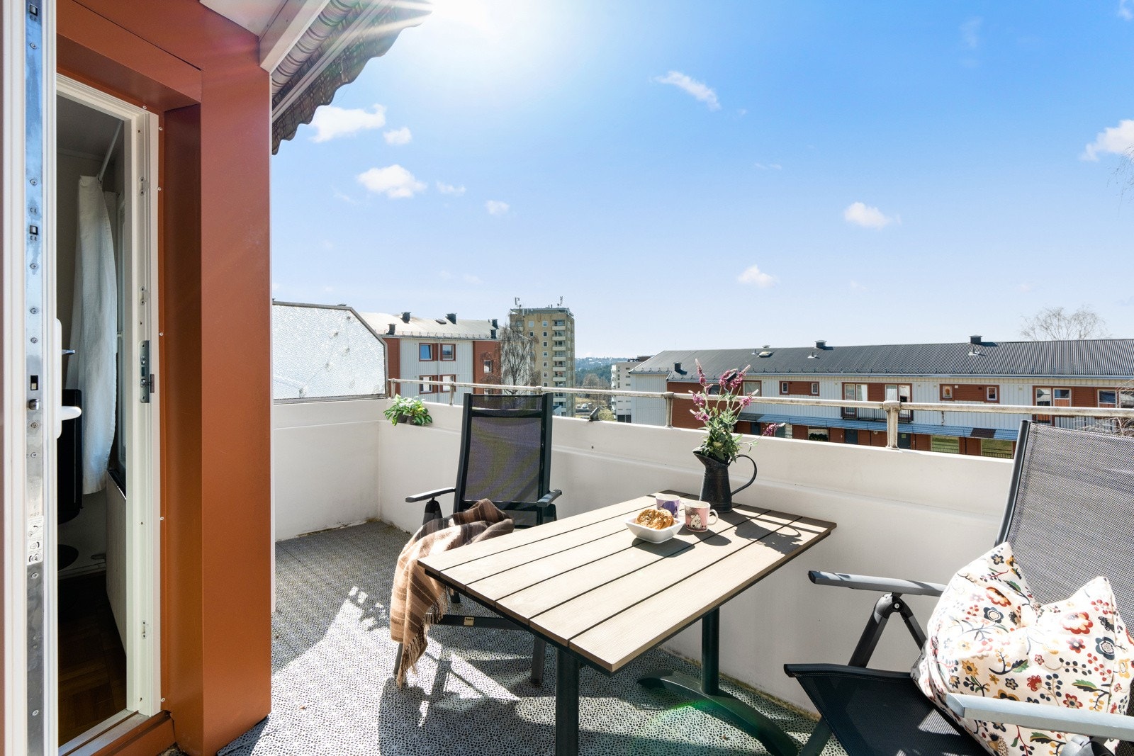 En lys og attraktiv 4-roms leilighet over to plan, med sentral beliggenhet på Oppsal. Galleribilde