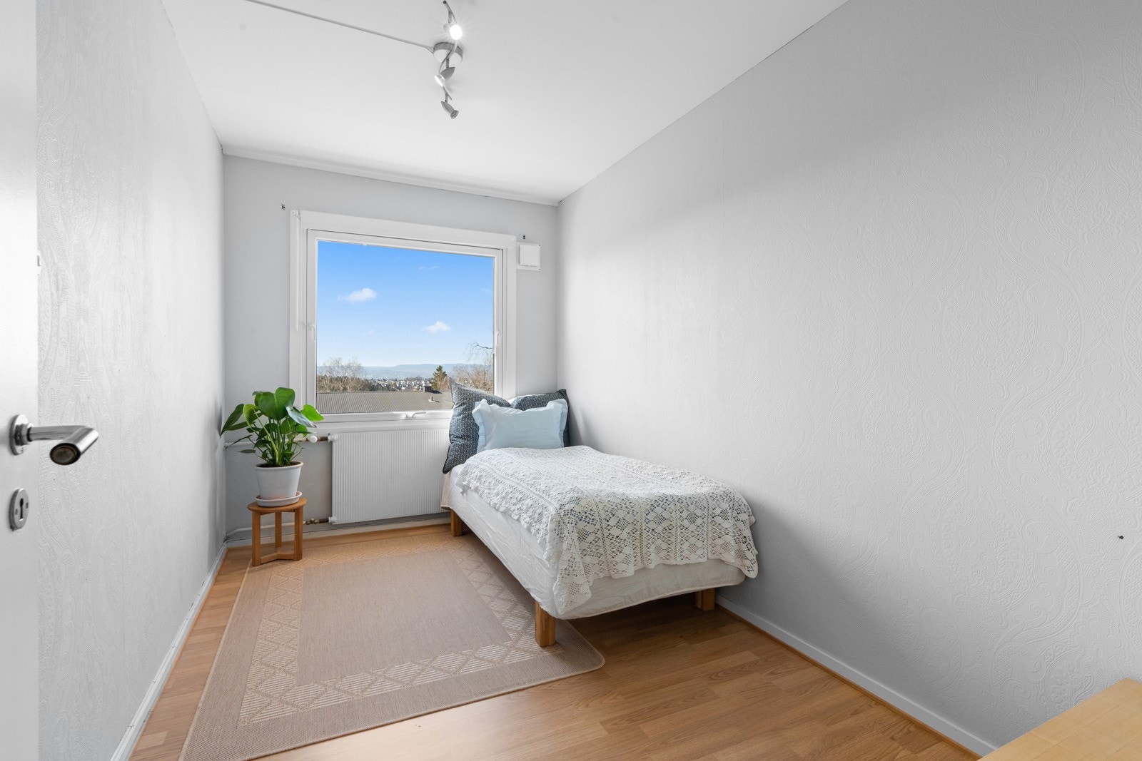 Leilighetens andre soverom er også av god størrelse og passer godt som barne-/ungdomsrom. Galleribilde