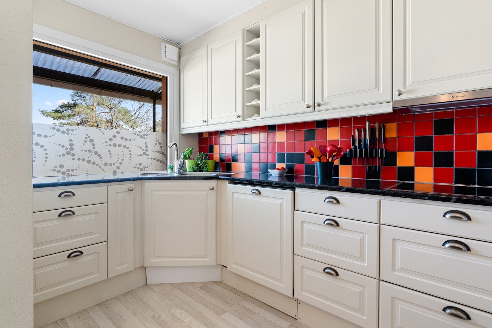 Lyst og trivelig kjøkken med flere integrerte hvitevarer i innredning fra Sentrum-bygg (2008), av typen Luna. Galleribilde