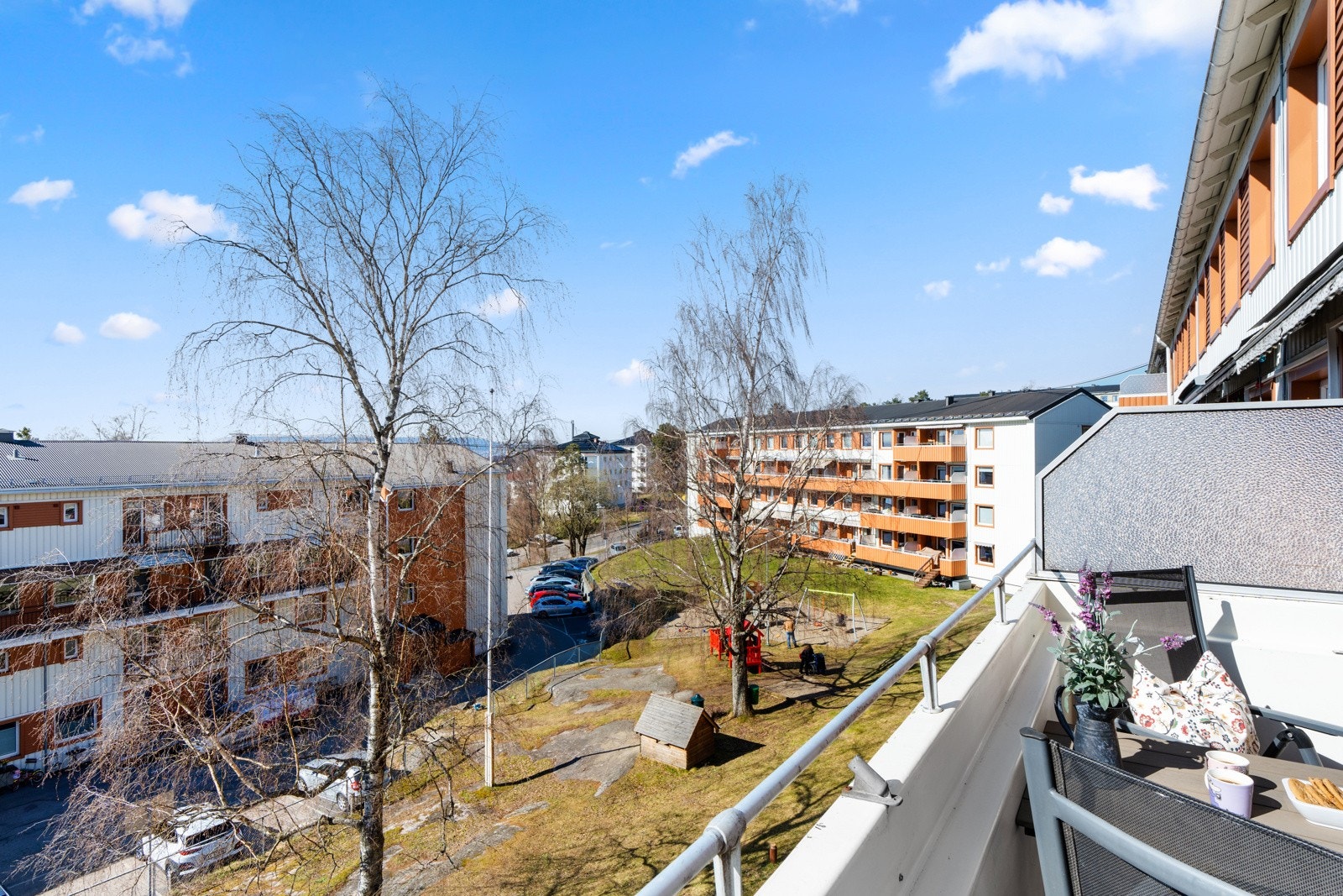 Balkongen er vendt mot vest og har gode solforhold, i tillegg til hyggelig utsyn utover felles grøntareal. Markise er montert. Galleribilde