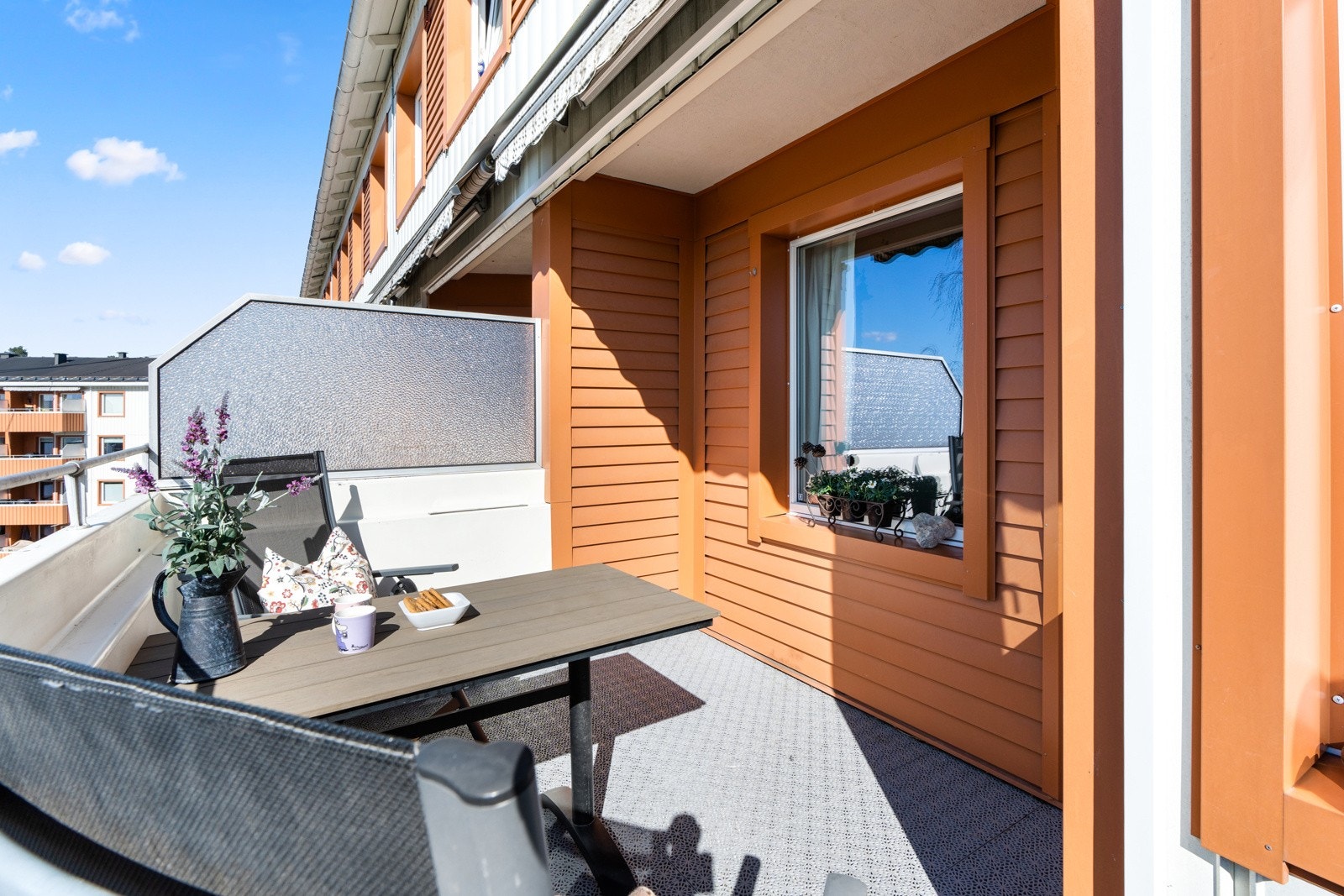 Fra stuen har man utgang til solrik balkong på 8 kvm. Den gode størrelsen muliggjør ulike balkongmøblement. Galleribilde
