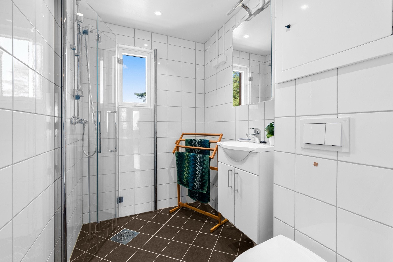 Flislagt og moderne baderom med downlights i himling og varme i gulv. Eget dusjhjørne med innfellbare dusjvegger. Galleribilde