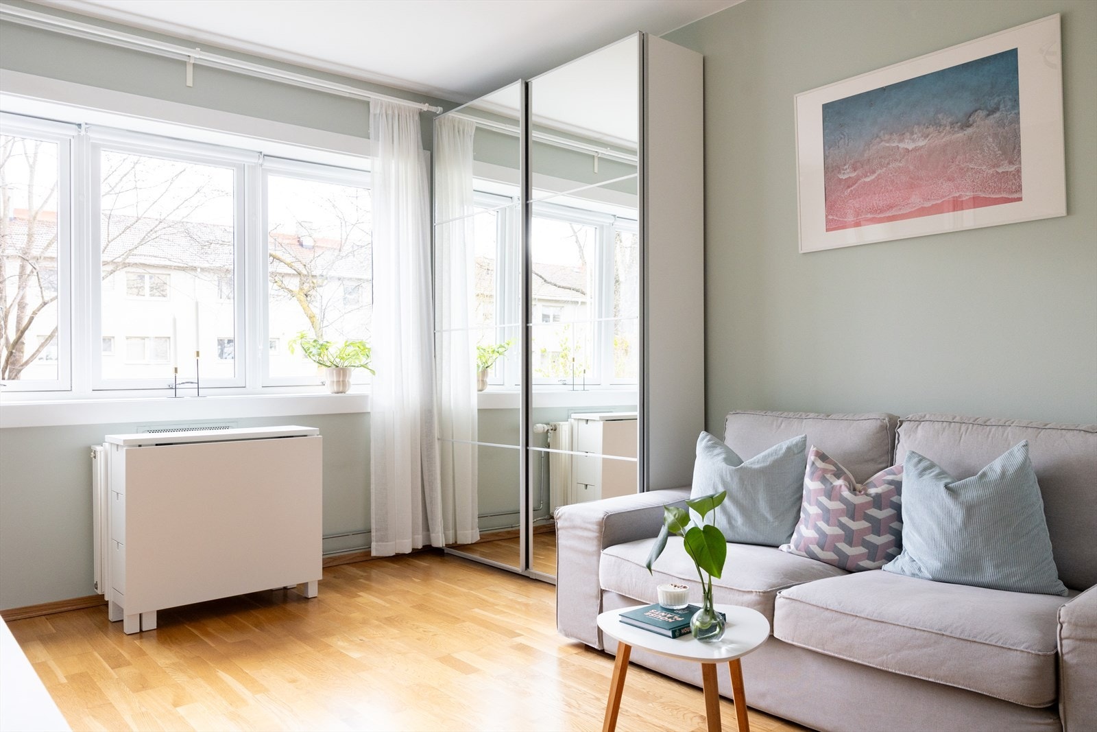 Det er satt inn en stor skyvedørsgarderobe med speilfronter som gir godt med oppbevaringsplass Galleribilde