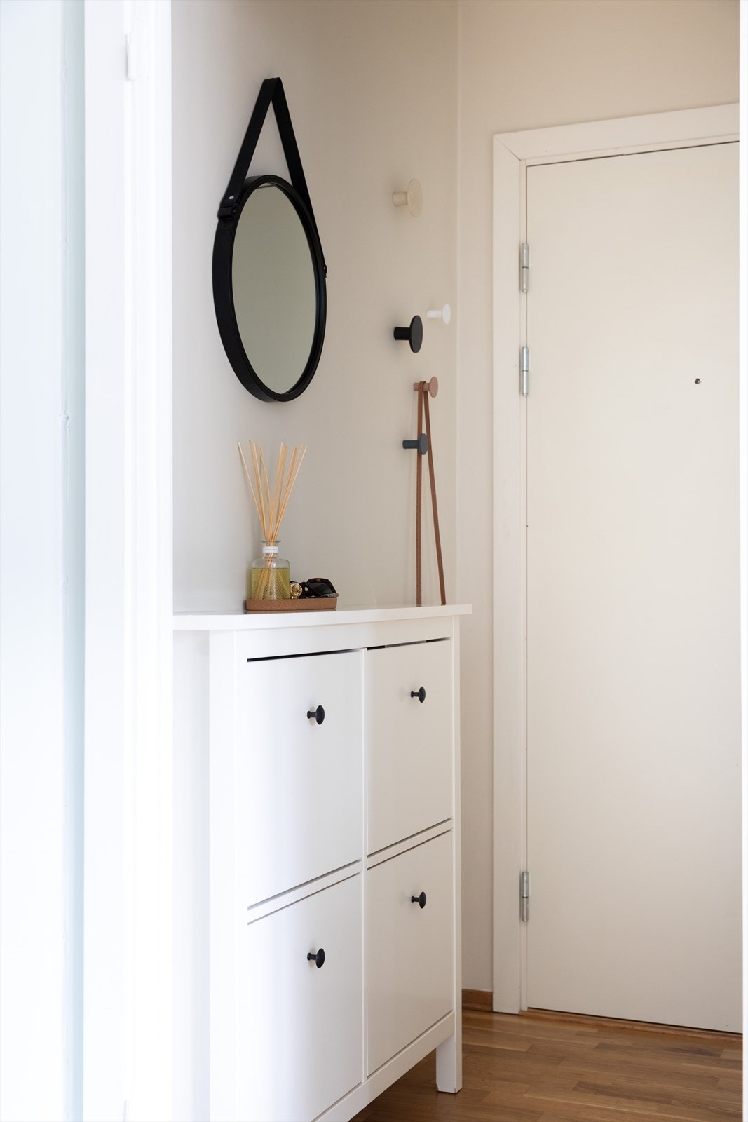 Du blir møtt av en innbydende entré som gir et godt førsteinntrykk av boligen. Entréen har godt med plass for både jakker og sko Galleribilde