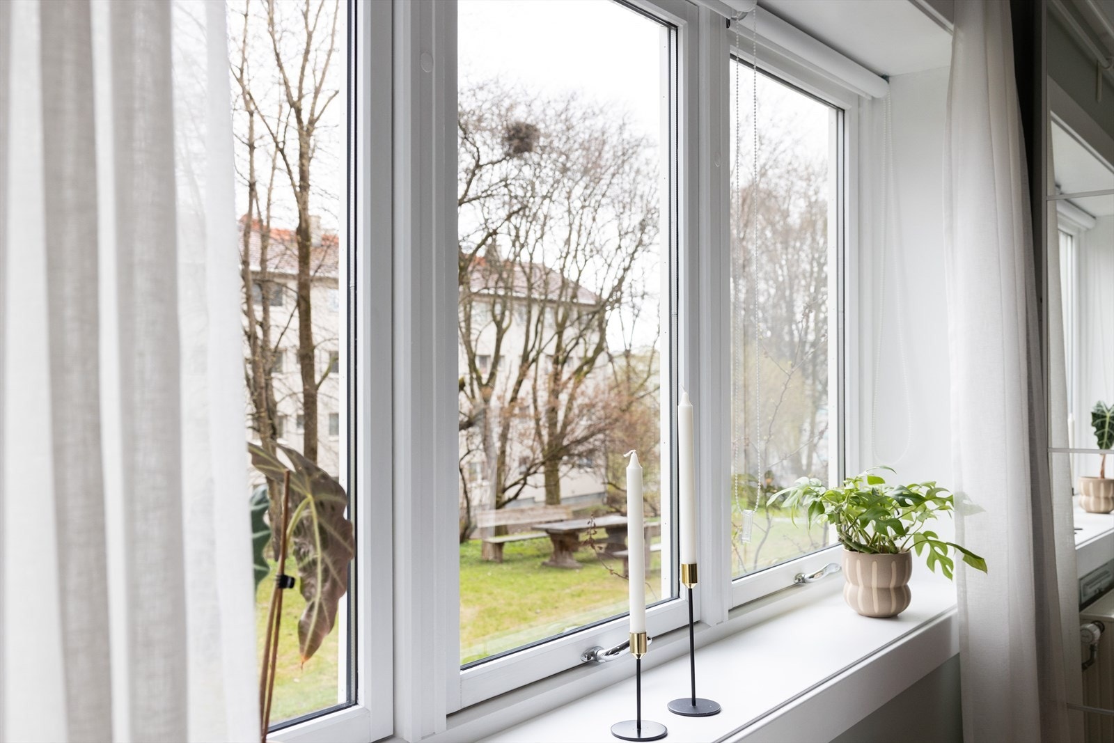 Det er store vindusflater som gir et nydelig lysinnslipp i rommet Galleribilde