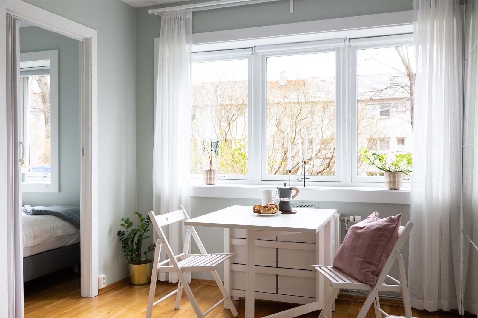 Hyggelig spiseplass under vinduet - perfekt for å nyte morgenkaffen! Galleribilde