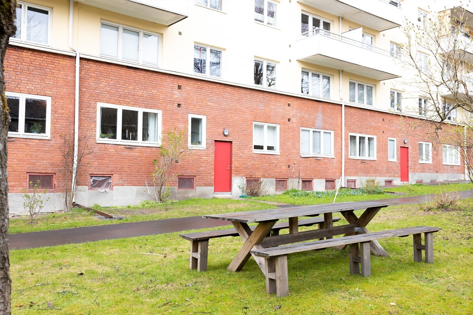 Det er dør fra bakgården direkte til samme etasje som leiligheten ligger i Galleribilde