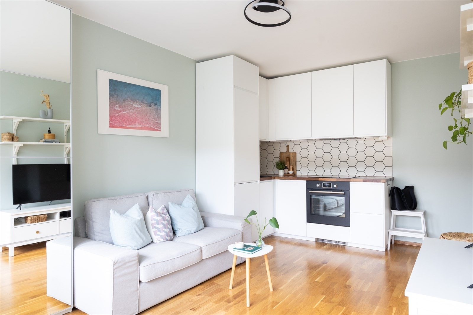 Den åpne planløsningen i kombinasjon med god takhøyde skaper en luftig romfølelse Galleribilde