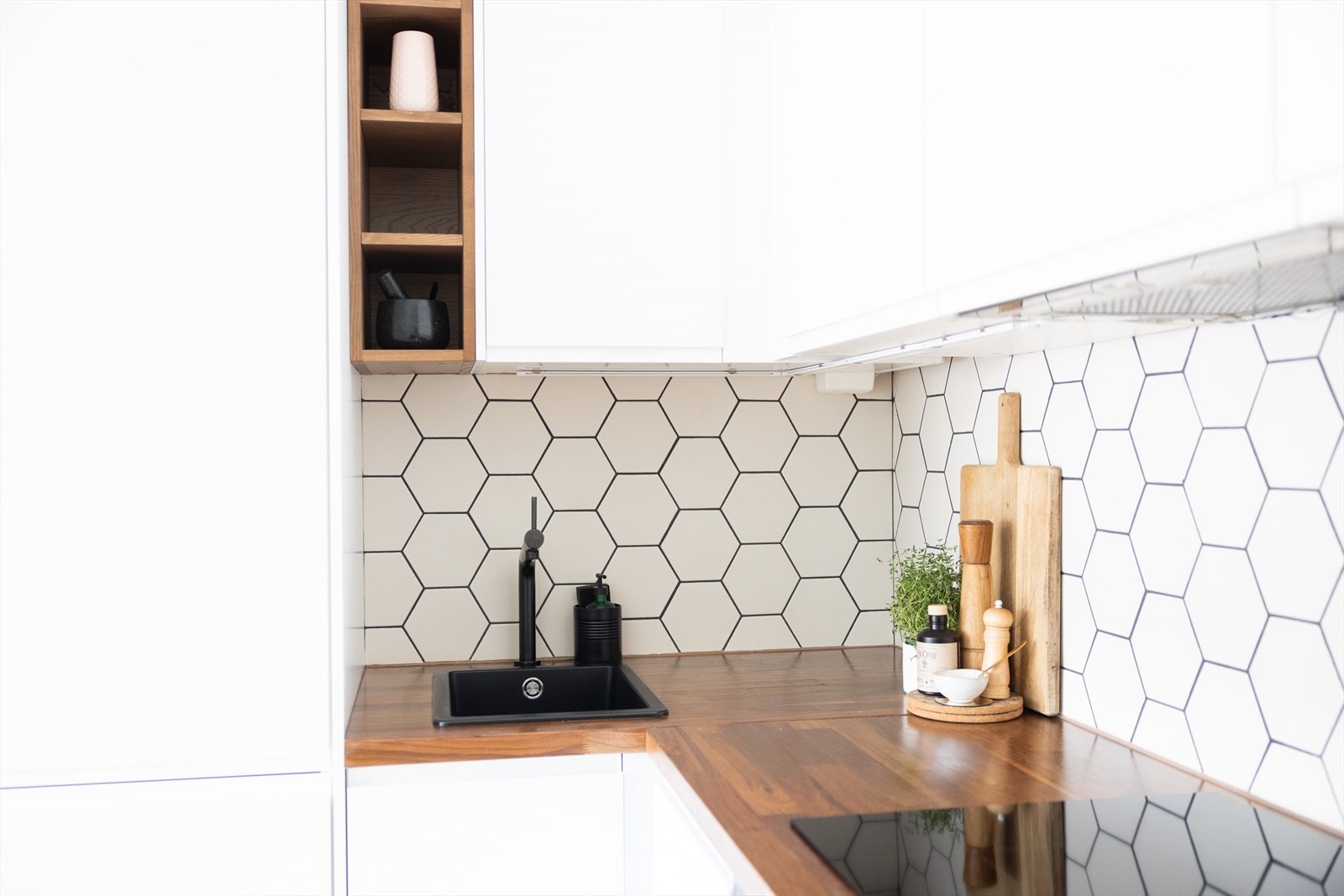 Det er masse plass for både matlaging og oppbevaring Galleribilde