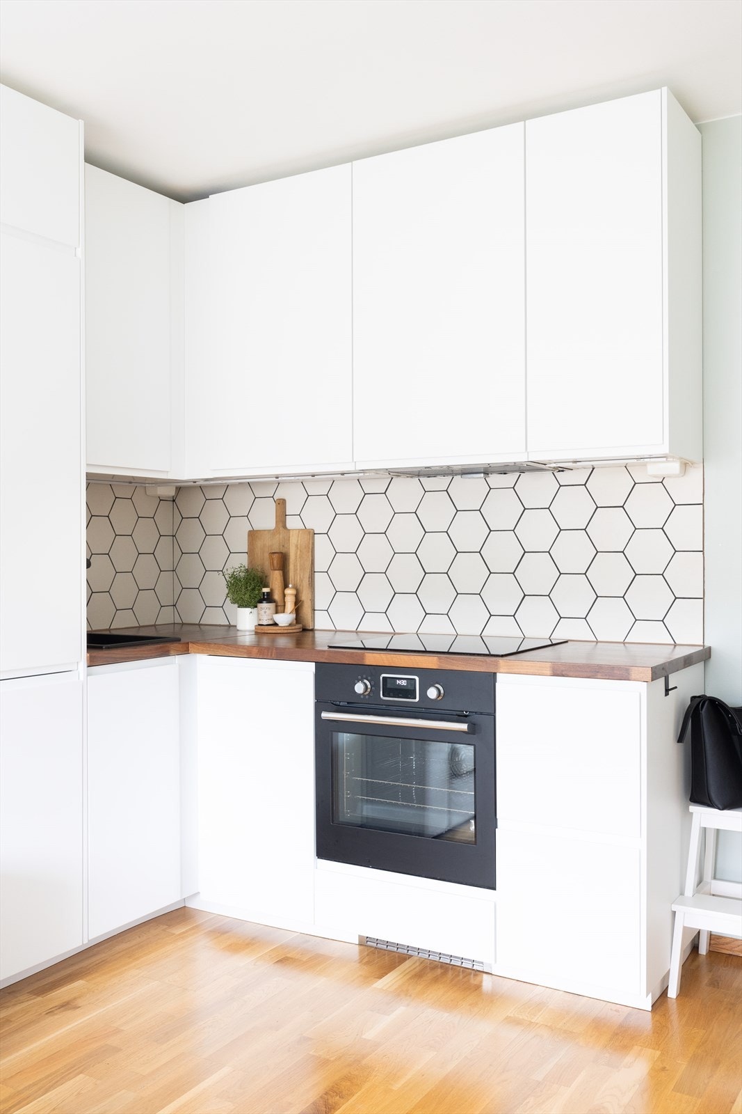 Stilrent og moderne kjøkken fra 2022 med rikelig skap- og benkeplass Galleribilde