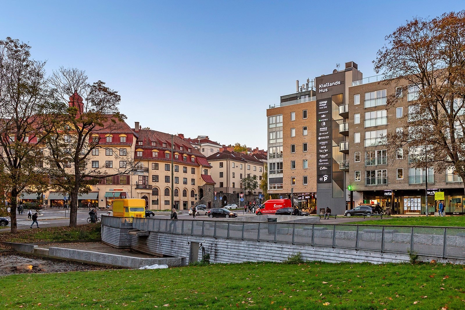 På Alexander Kiellands plass finner du alt du trenger | Koselige kafeer, uteservering. Coop Mega, Vinmonopol, Apotek, blomsterbutikk og frisør mm. Galleribilde