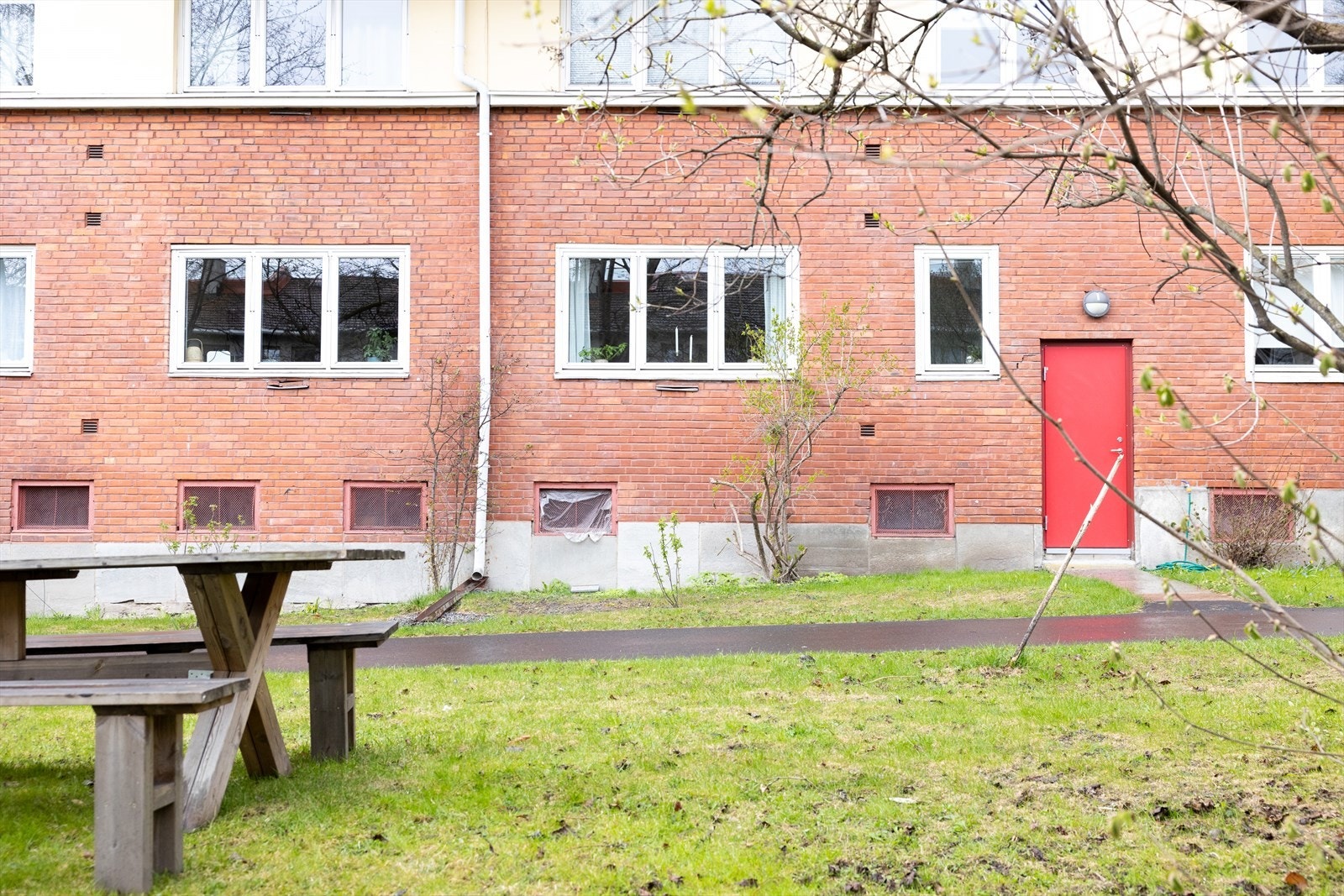 Store, flotte grøntområder som ligger rett utenfor leiligheten Galleribilde