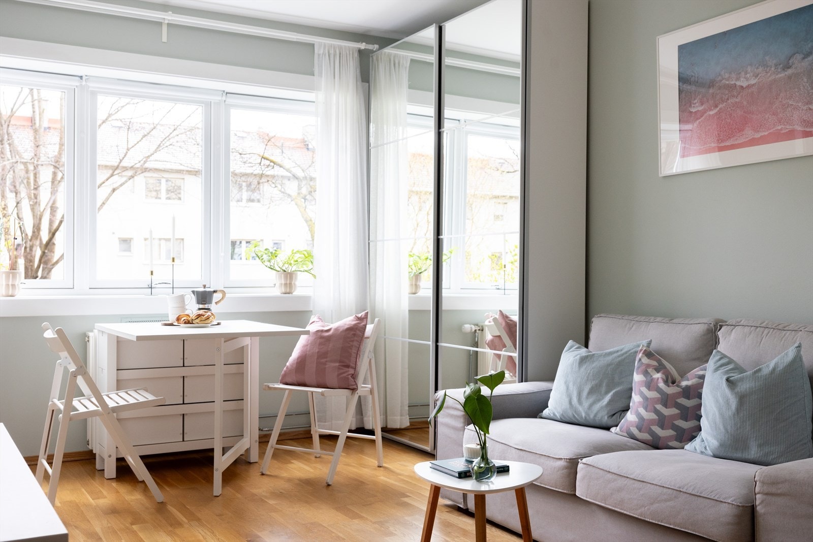 Stuen har en arealsmart planløsning som gir deg muligheten for å møblere med sofa, spisebord og annet møblement Galleribilde