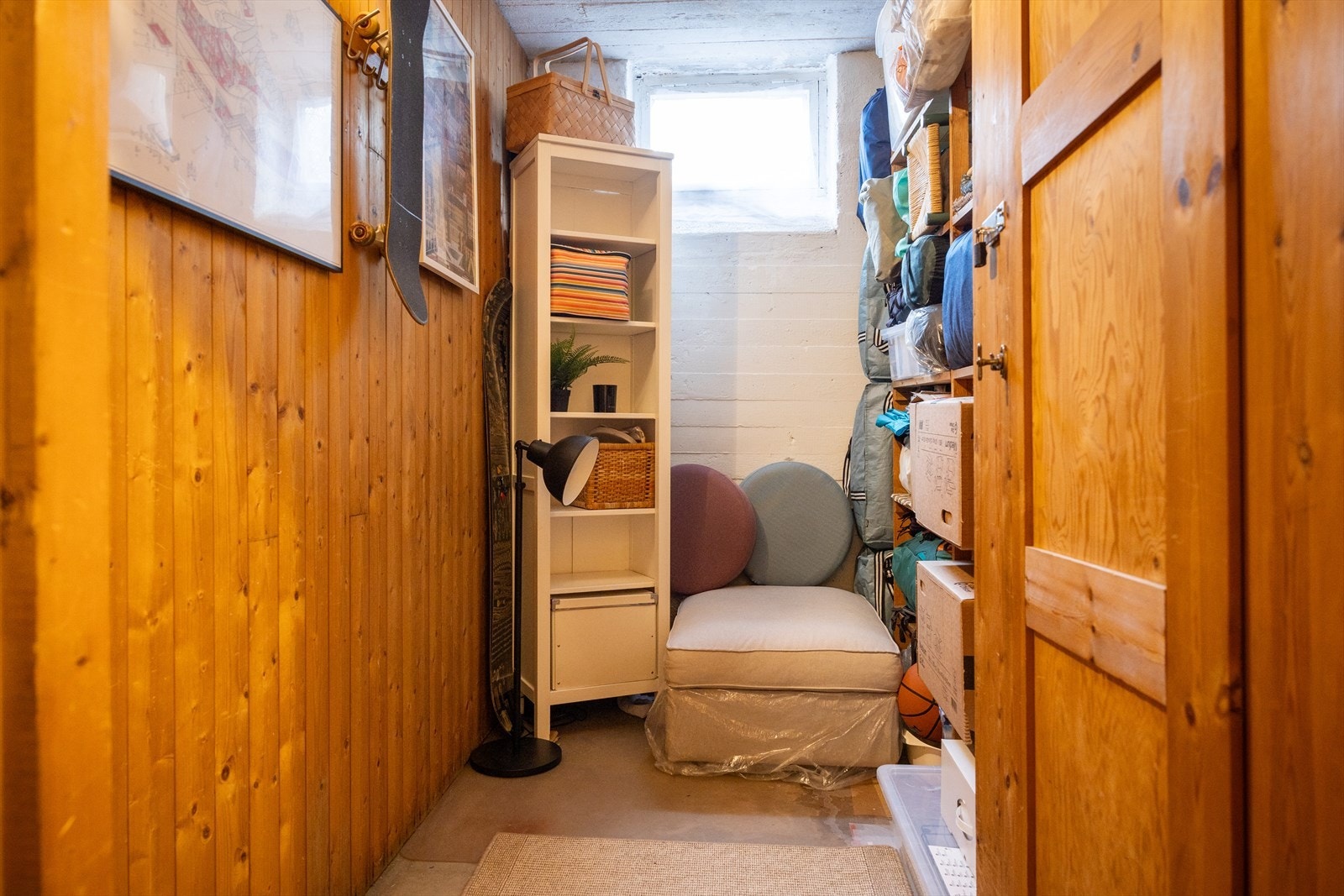 Boden er på 5 kvm og er godt utnyttet med hyller, det er et fint sted for å lagre eiendelene dine. Galleribilde