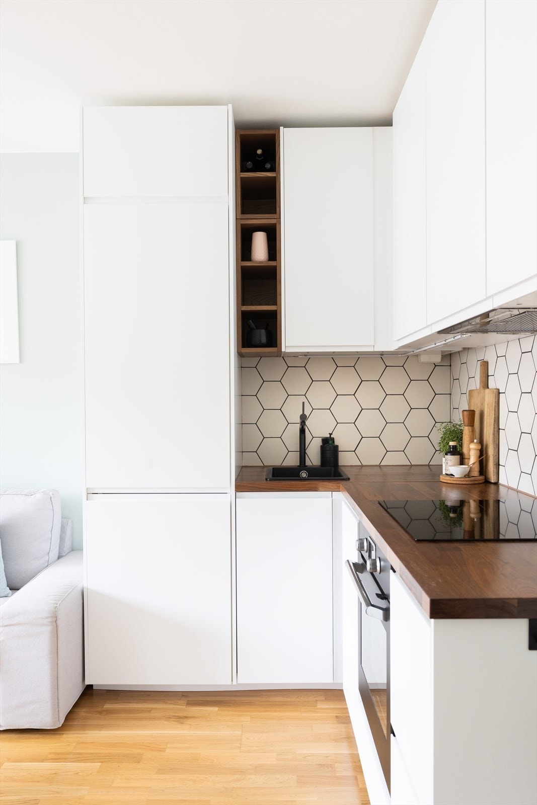 Integrerte hvitevarer som stekeovn, plateopp, kjøl-/fryseskap og oppvaskmaskin Galleribilde