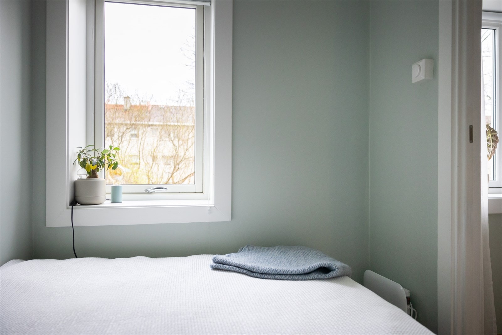 Alkoven er malt i lun farge og kan lukkes med praktisk foldedør Galleribilde