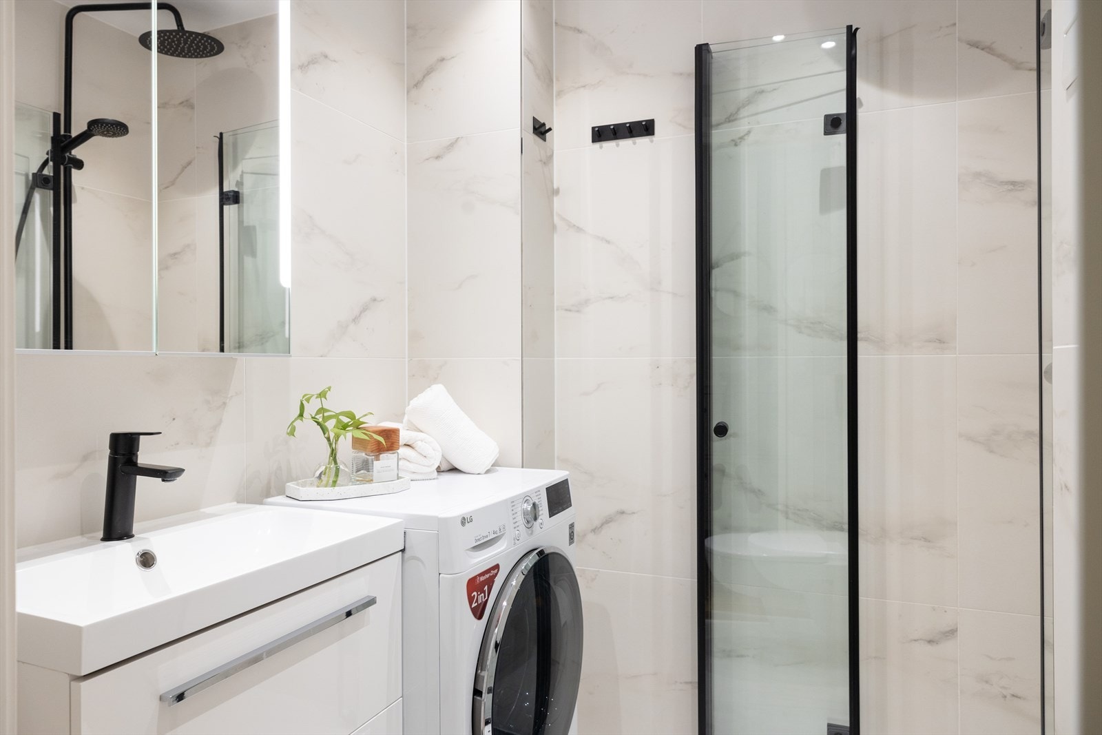 De store, delikate flisene kombinert med sorte detaljer, gir et tidløst uttrykk Galleribilde