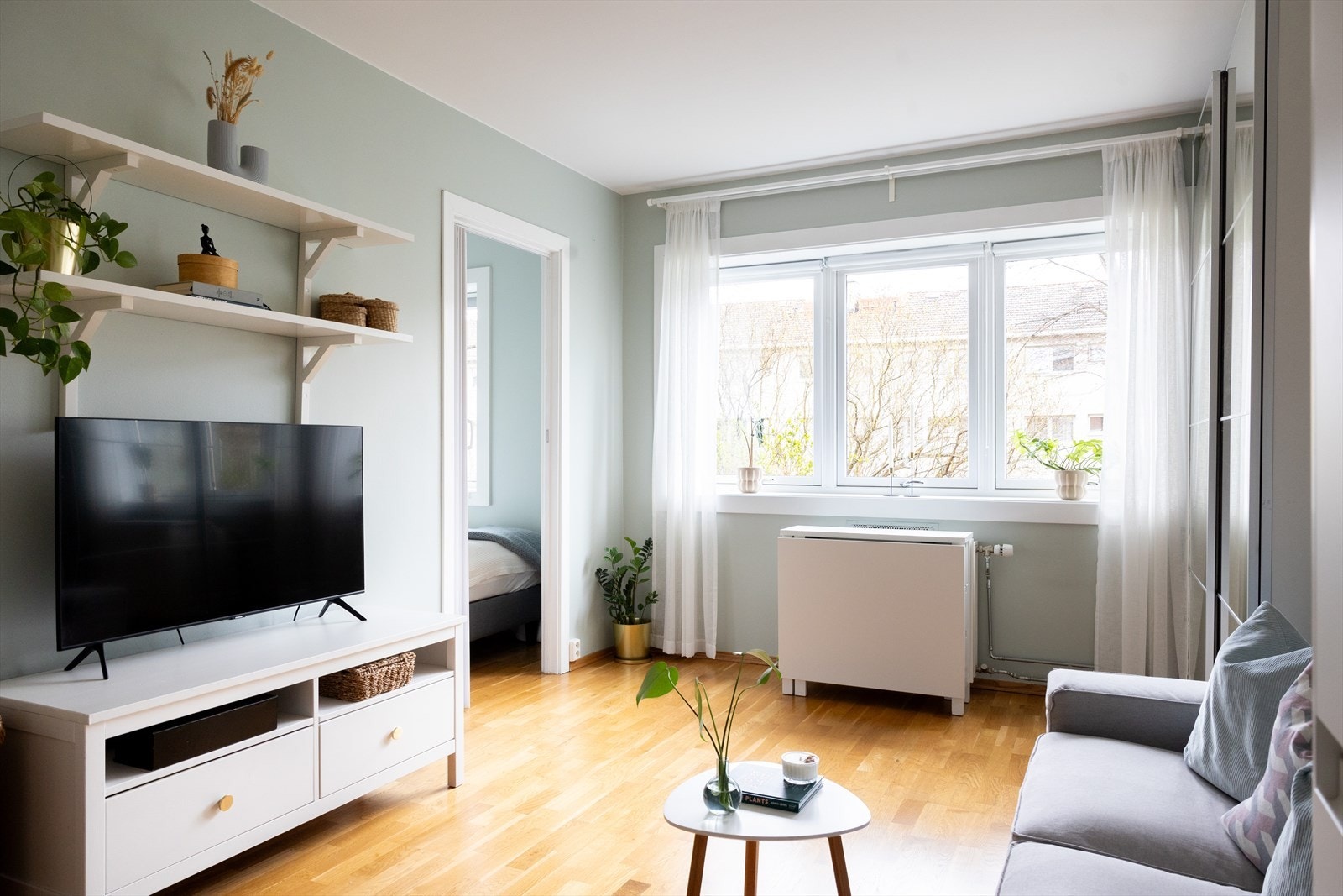 Hele leiligheten ligger vendt mot rolige og grønne fellesområder, helt skjermet for trafikk Galleribilde