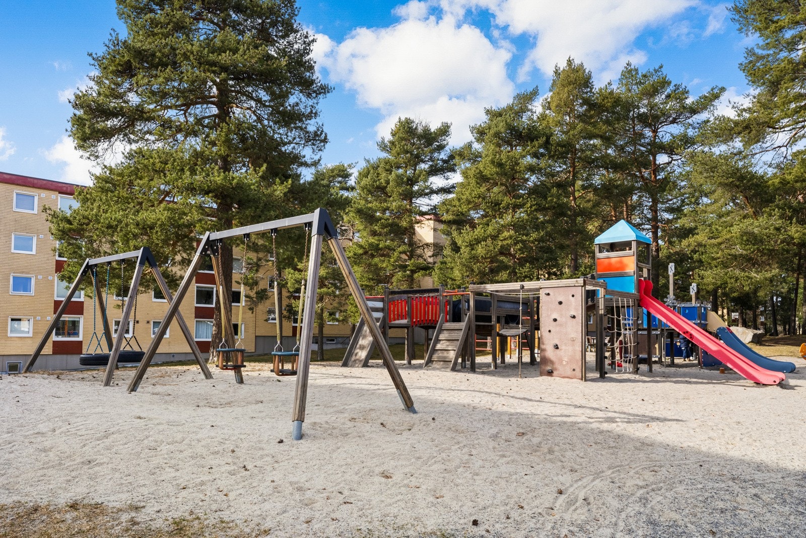Rett utenfor har du et pent opparbeidet lekeareal i naturskjønne omgivelser. Galleribilde