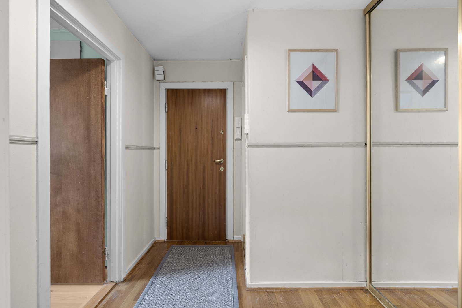 Yttertøy, sko og utstyr ryddes enkelt bort i en takhøy skyvedørsgarderobe med speilfronter. Galleribilde