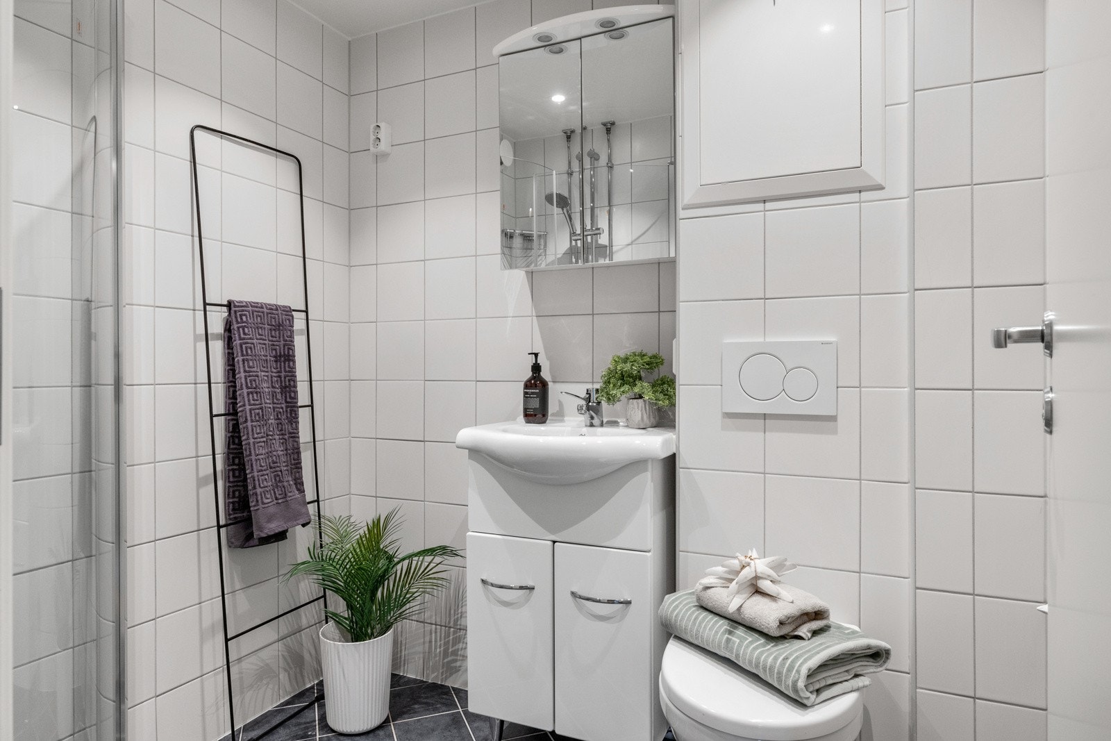 Badet ble pusset opp i regi av borettslaget i perioden 2015-2016. Baderommet har flislagte vegger og gulv med termostatstyrte varmekabler. Galleribilde