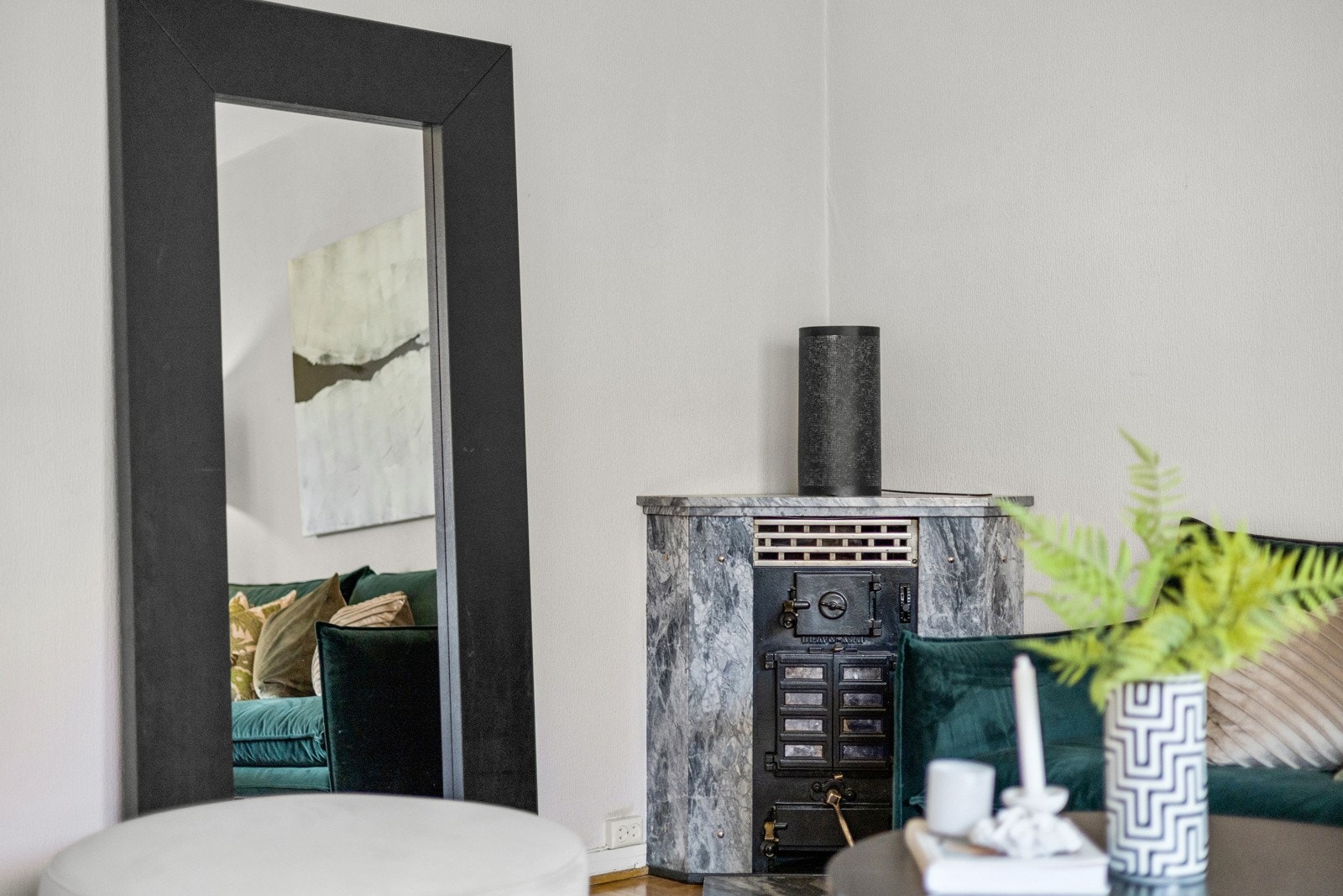 I det ene hjørne i stuen er det kamin for vedfyring. Galleribilde