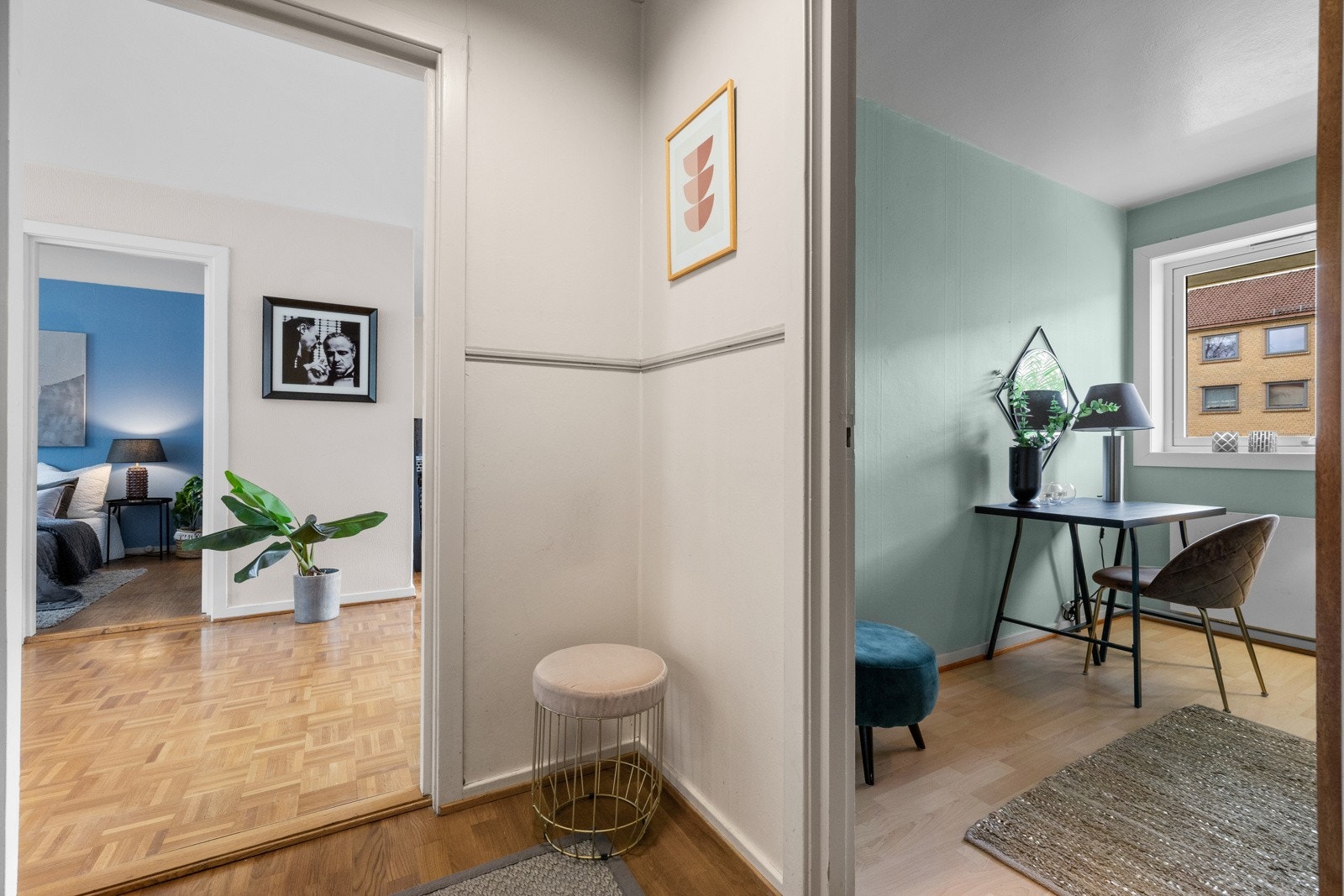 Entréen har 2-stavs parkett på gulvet og har glatte malte veggflater. Galleribilde
