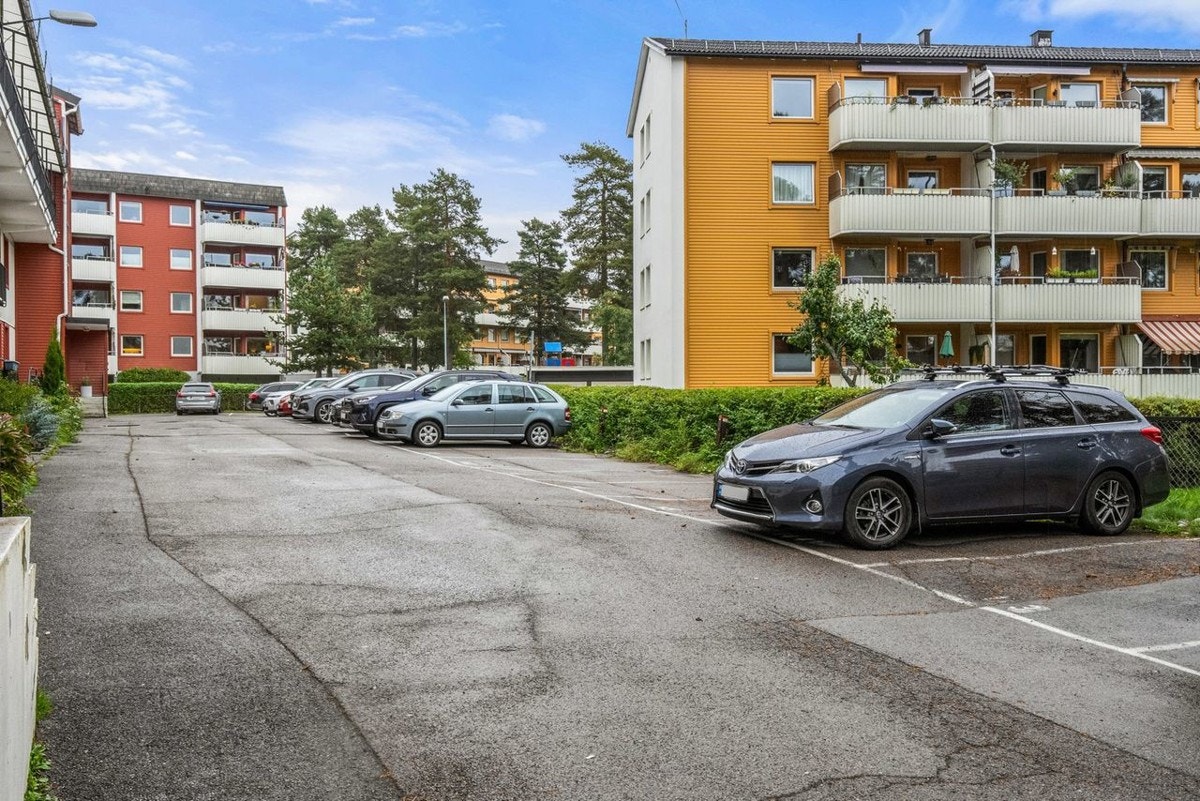 Det er mulig å leie fast p-plass i borettslaget. Meget god parkeringsdeknin i brl. Galleribilde