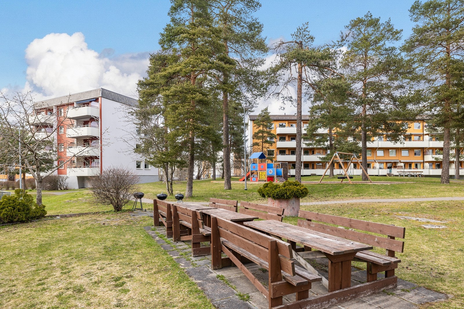 Fellesområdet er pent opparbeidet med lekeplass for de minste, sittebenker for beboere m.m. Galleribilde