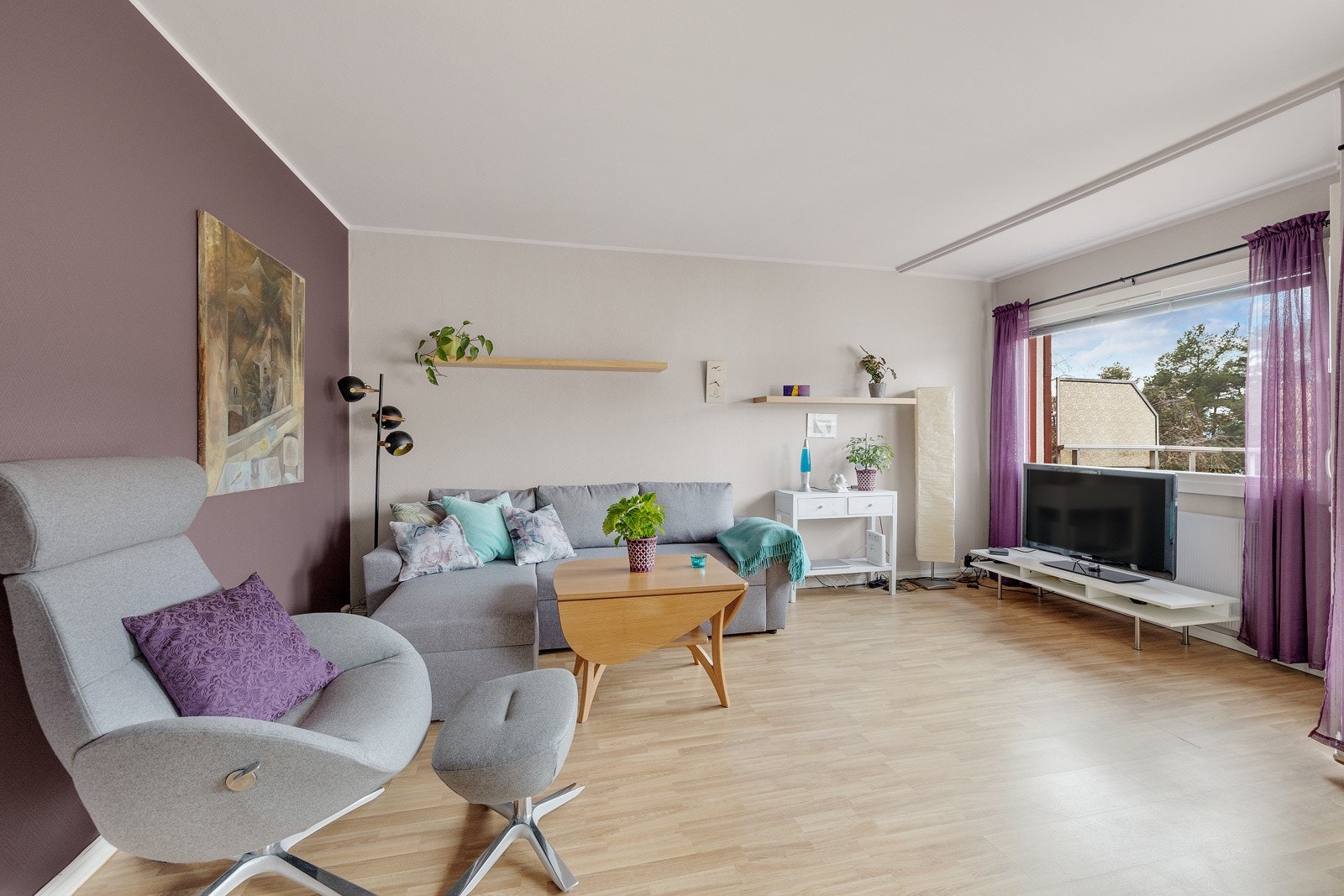 Romslig og flott stue med god plass til sofagruppe Galleribilde