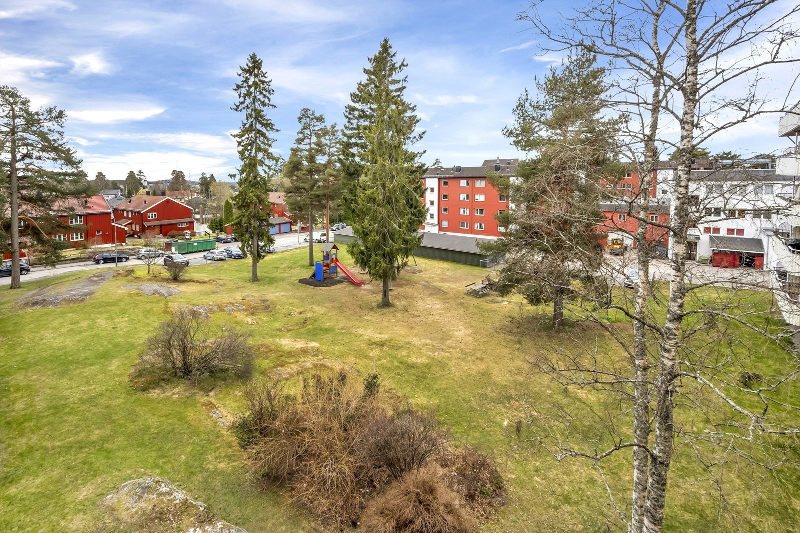 Utsyn fra balkongen mot borettslagets fellesarealer. Galleribilde