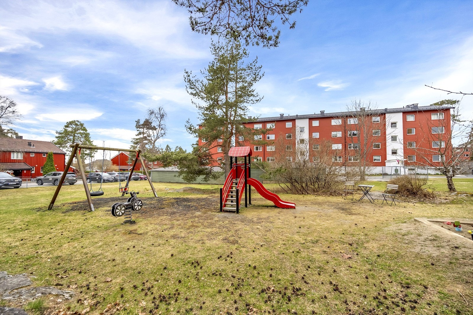 Borettslaget har flotte uteområder på begge sider av blokken. Galleribilde