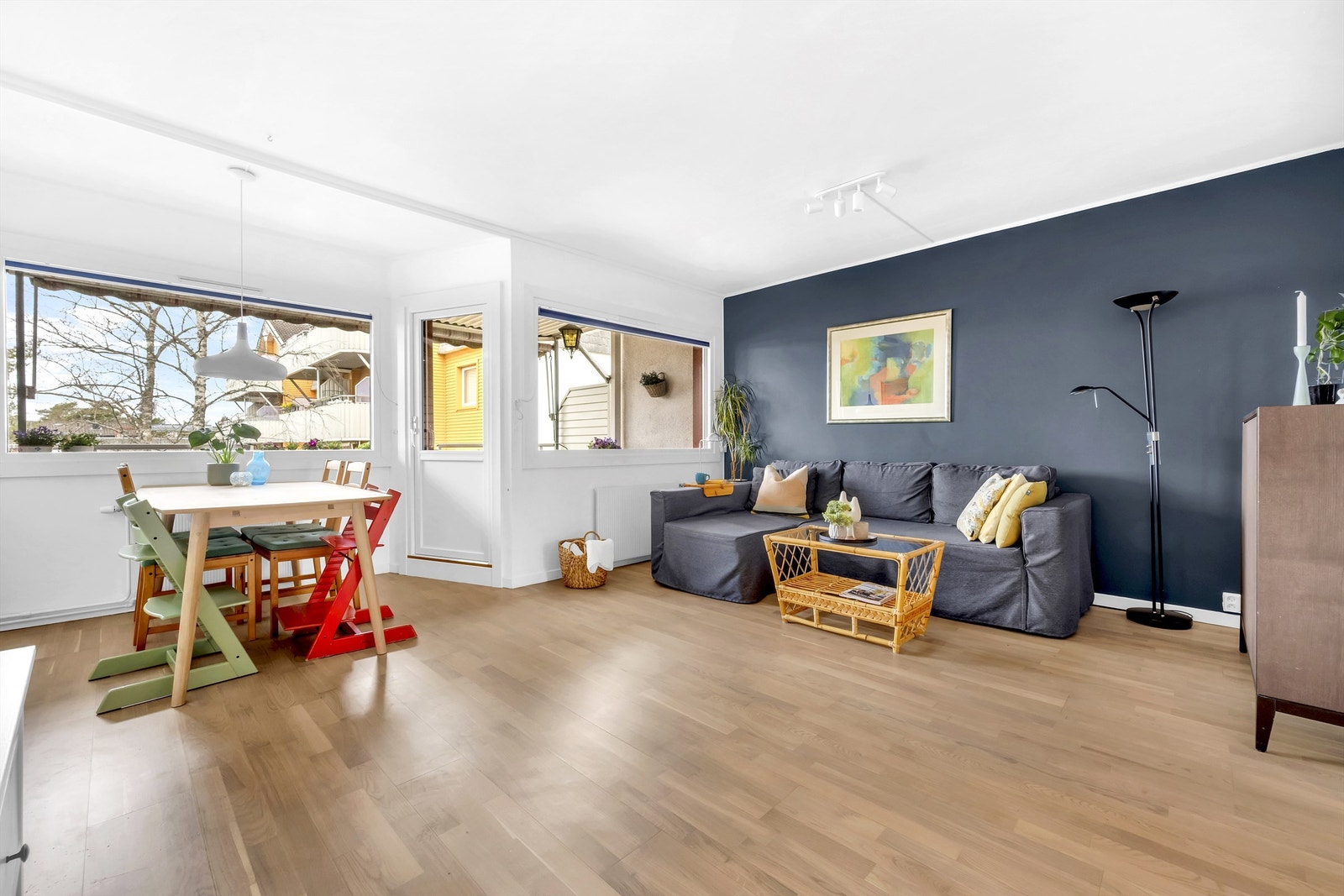 Stuen har godt plass til både en større sofagruppe og spiseplass. Galleribilde