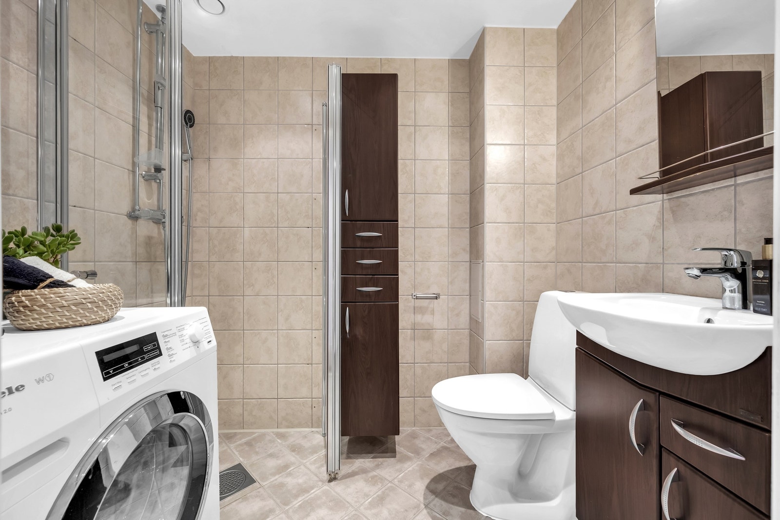Badet ble rehabilitert i regi av borettslaget i 2010. Det er lagt varmekabler i gulvet. Galleribilde