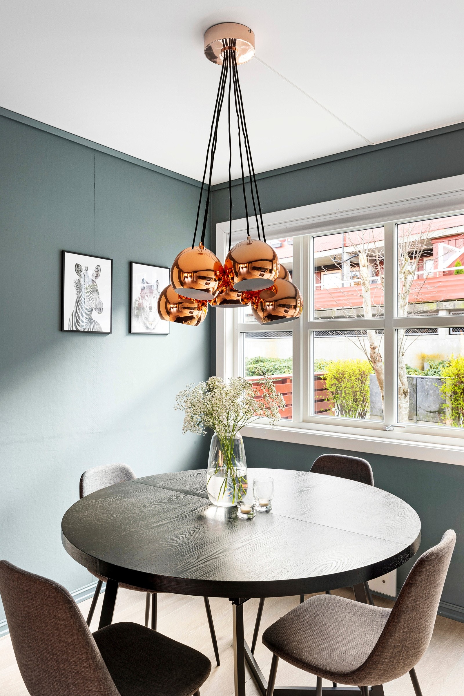 Veggen over benken har malte fliser, og under overskapene er det montert god arbeidsbelysning. Galleribilde