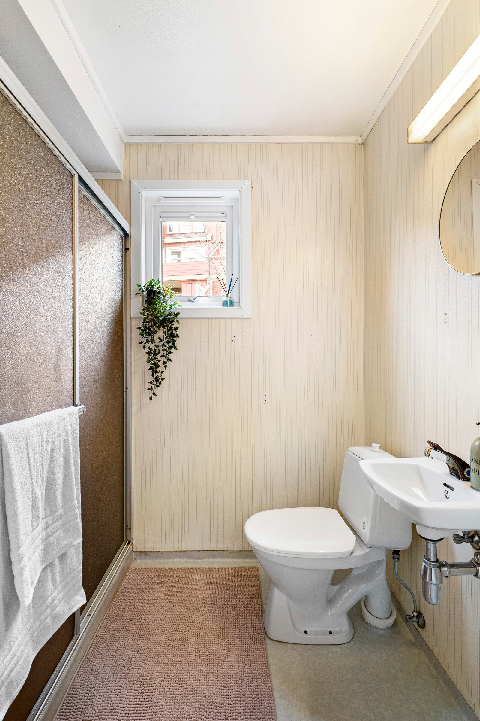 Rommene har lys våtromstapet på veggene og belegg på gulvet, og i baderomsdelen er det elektrisk varme i gulvet. Galleribilde