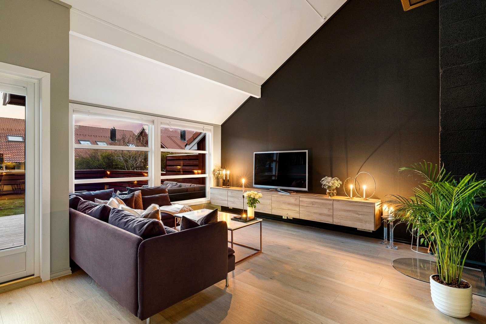 Veggene er malt i stilfulle fargetoner som fremhever det gylne laminatgulvet, og dagslyset strømmer inn via store, vestvendte vinduer. Galleribilde