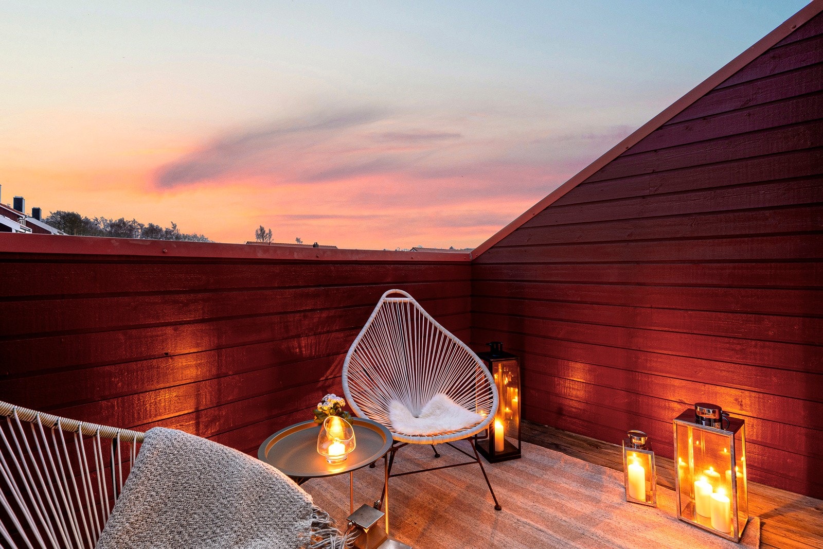 Fra ett av soverommene i andre etasje er det utgang til en sydvendt, lun balkong på ca. 7 kvm. Galleribilde