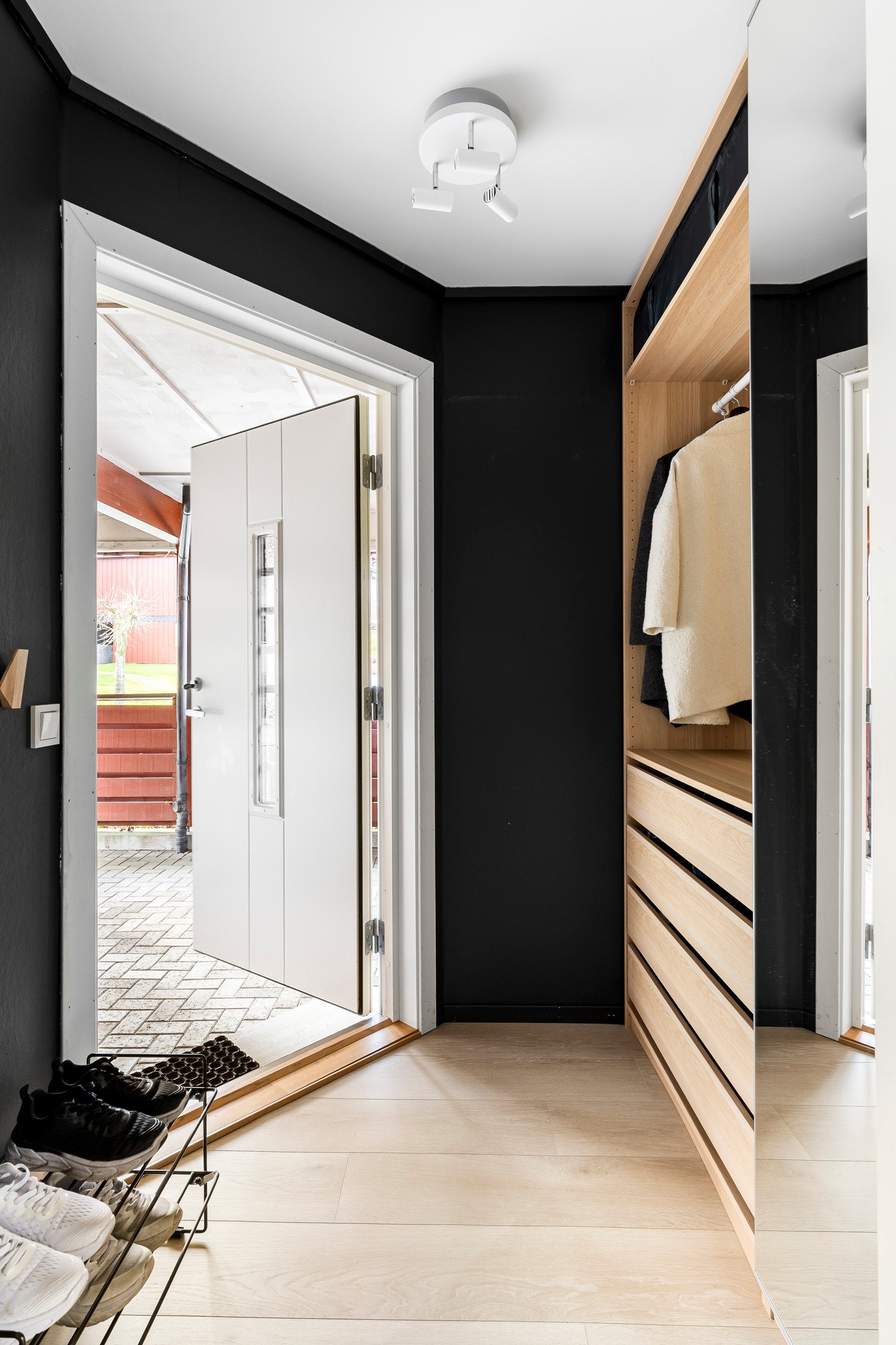 Vel inne blir vi ønsket velkommen i en fin entré med sortmalte vegger og nyere, pergolaminat på gulv med gulvvarme. Galleribilde