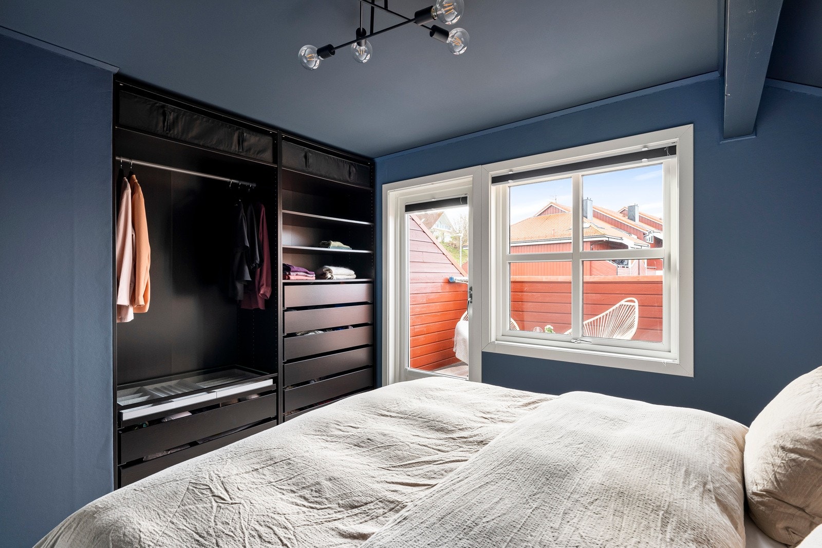 Store vinduer sørger for rikt, naturlig lysinnslipp og gode luftemuligheter, og hovedsoverommet har utgang til en sydvendt balkong på ca. 7 kvm. Galleribilde
